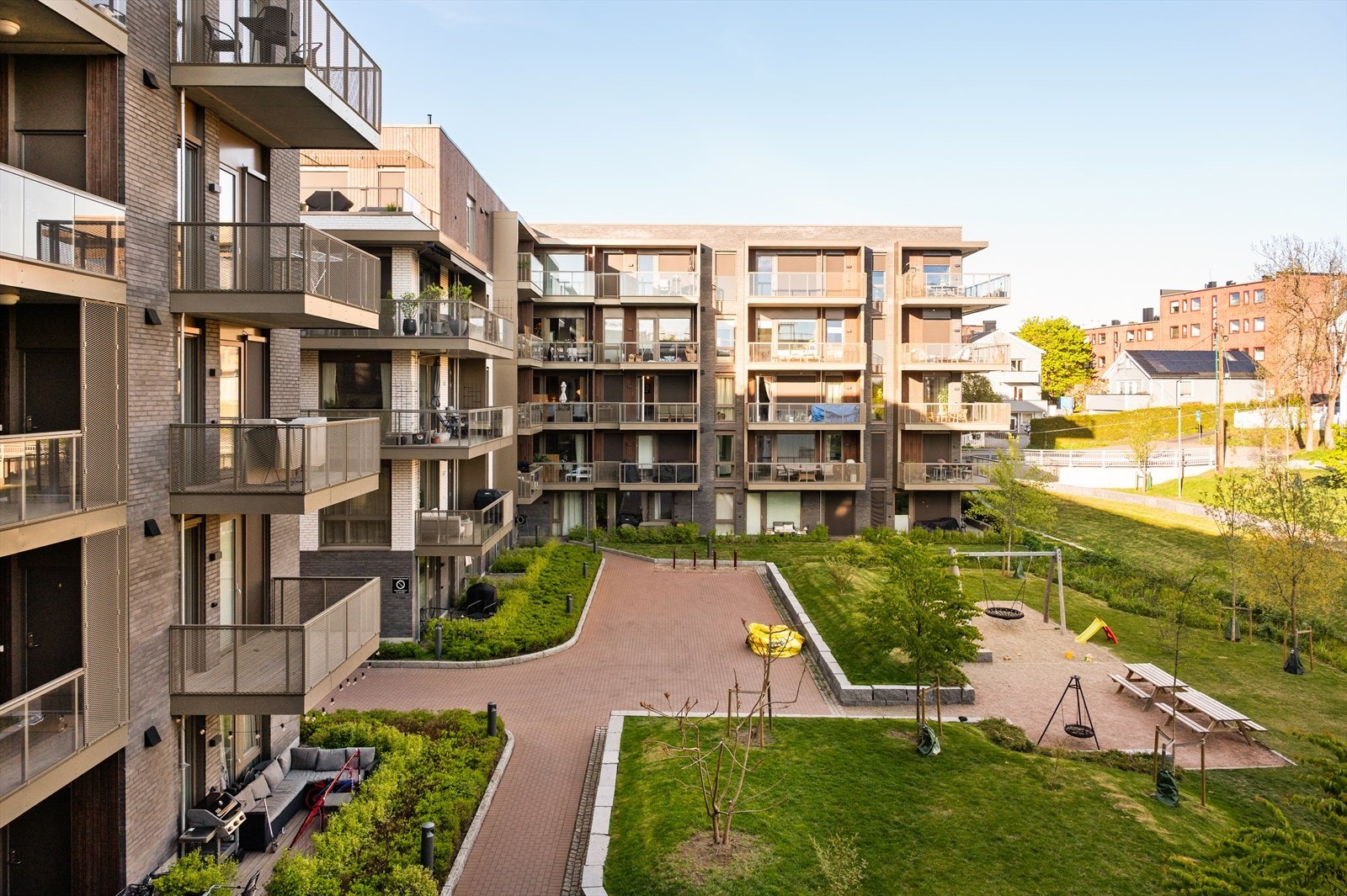 Fellesområdene er pent opparbeidet med gangstier, gressplen og lekeområder for de minste. Galleribilde