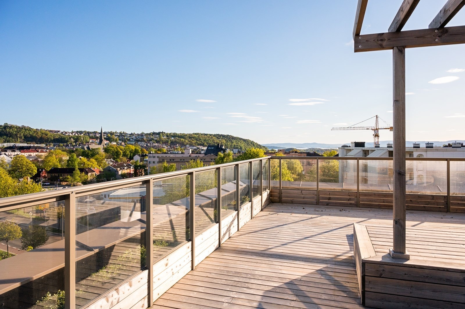 Heisadkomst til stor og felles takterrasse. Galleribilde