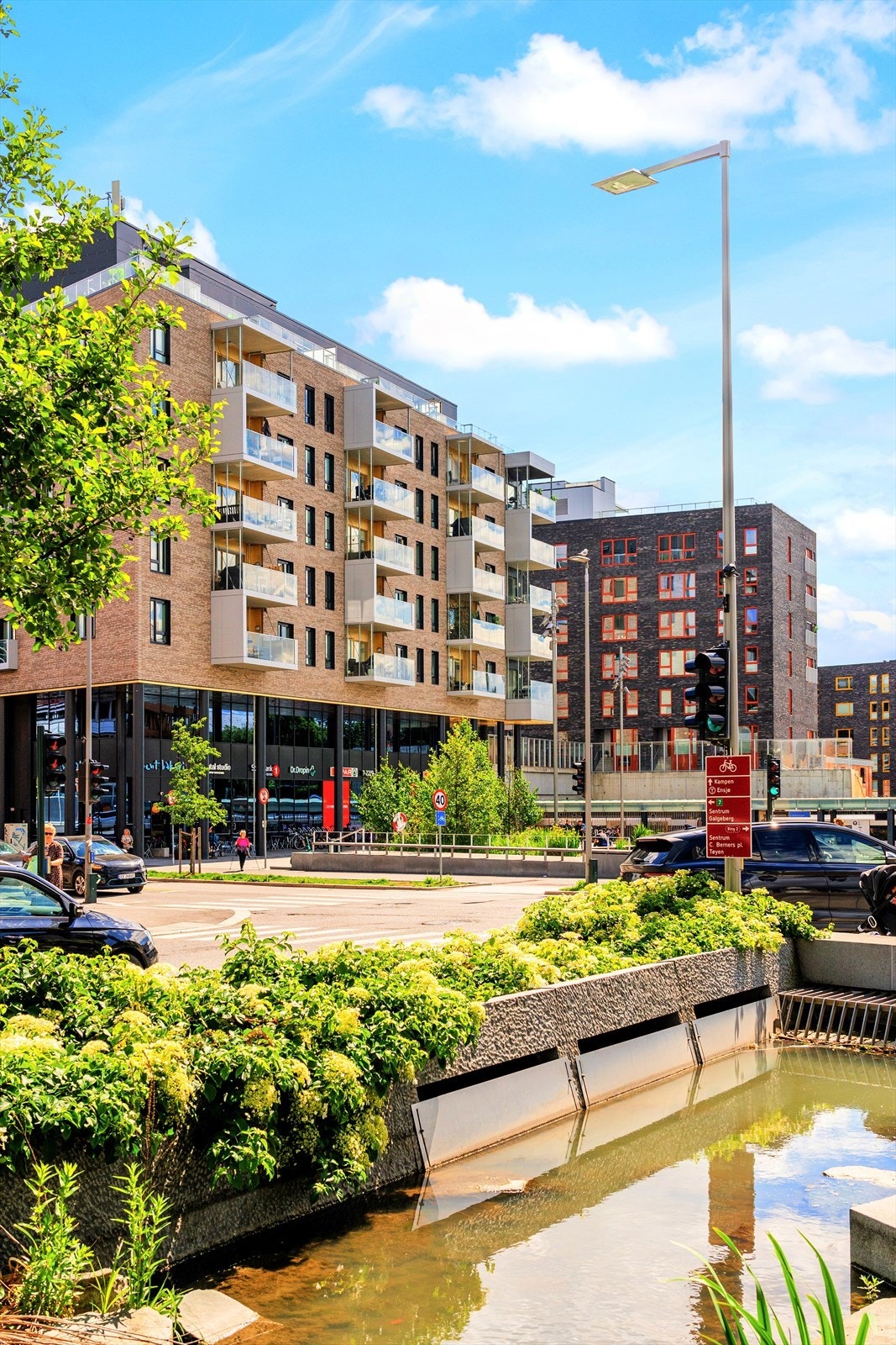 Kort vei ned til Ensjø torg med blant annet butikk, kaffer etc. Galleribilde