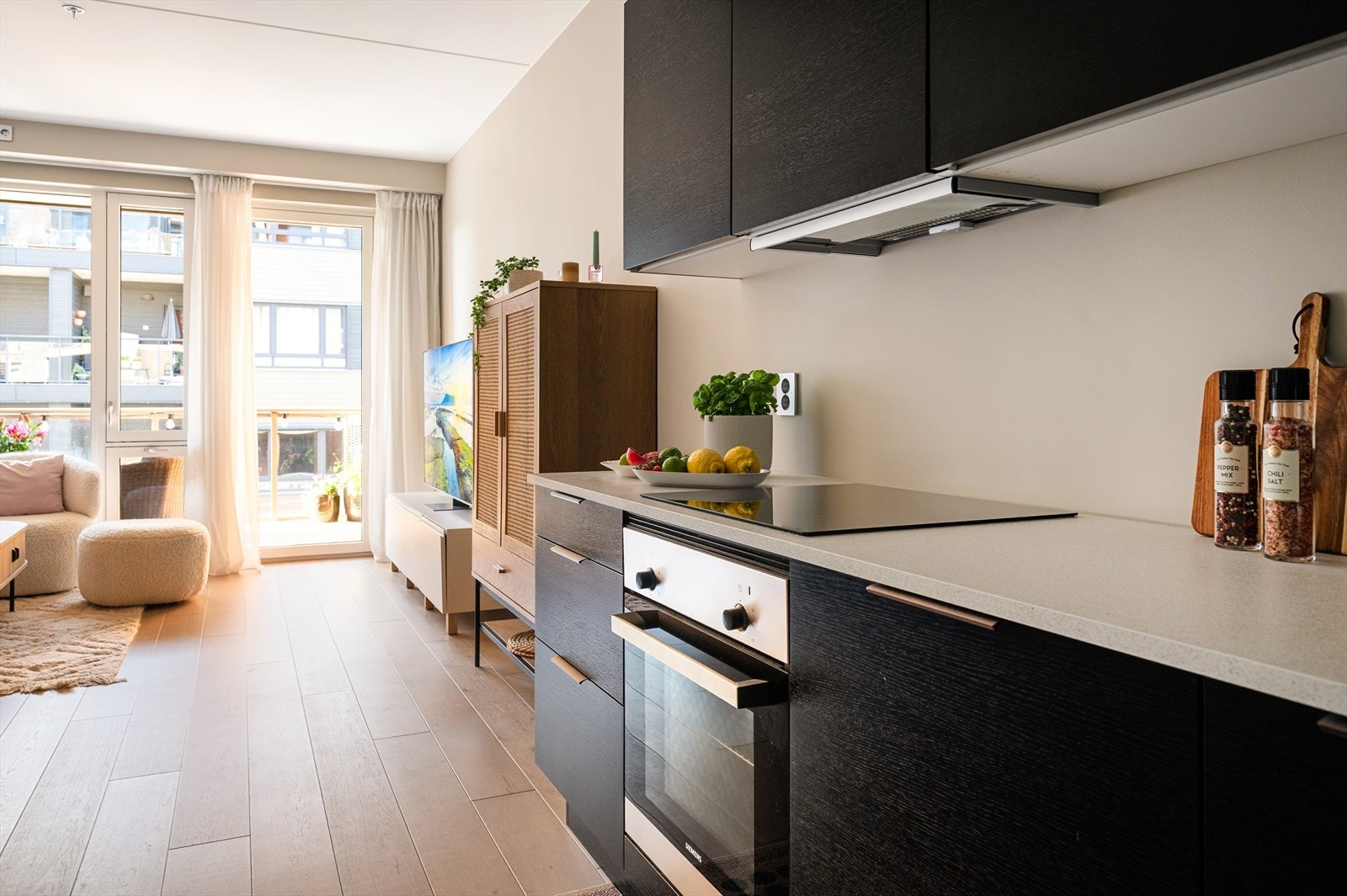 Kjøkkeninnredning fra HTH med stilrene, glatte fronter og laminert benkeplate med nedfelt oppvaskkum og ettgreps blandebatteri. Galleribilde
