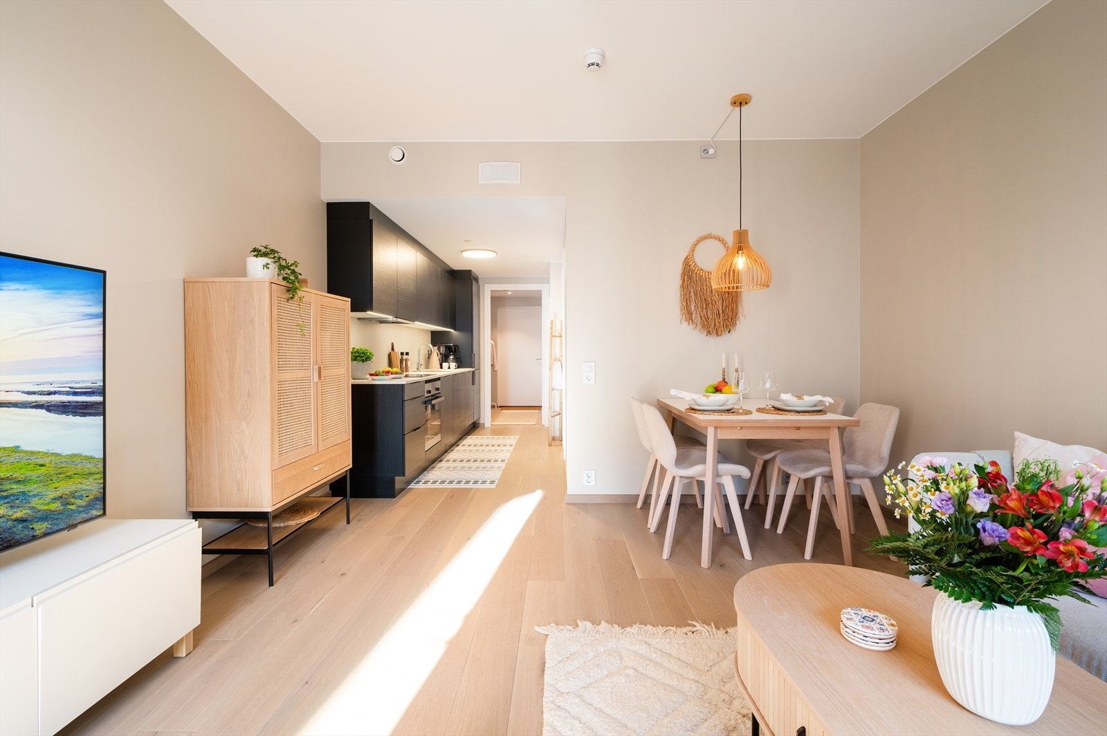 Moderne kjøkken i åpen løsning mot stuen, som skaper en sosial og luftig planløsning. Galleribilde