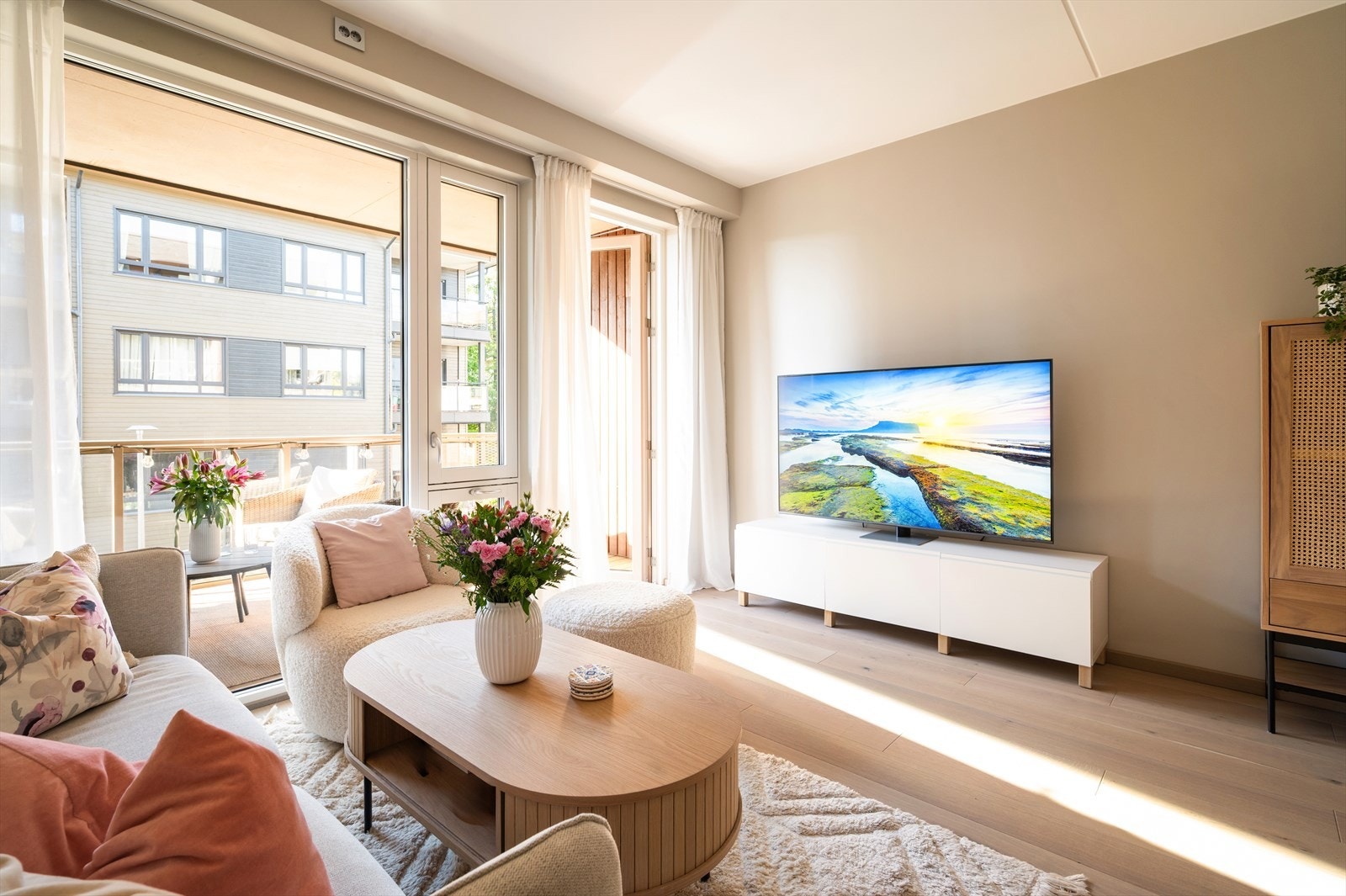 Stuen er malt i moderne og tidsriktige farger på vegg. Galleribilde
