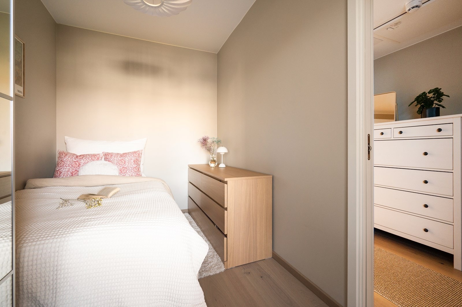 Praktisk med skyvedør inn til soveromemt for plassbesparelse. Galleribilde