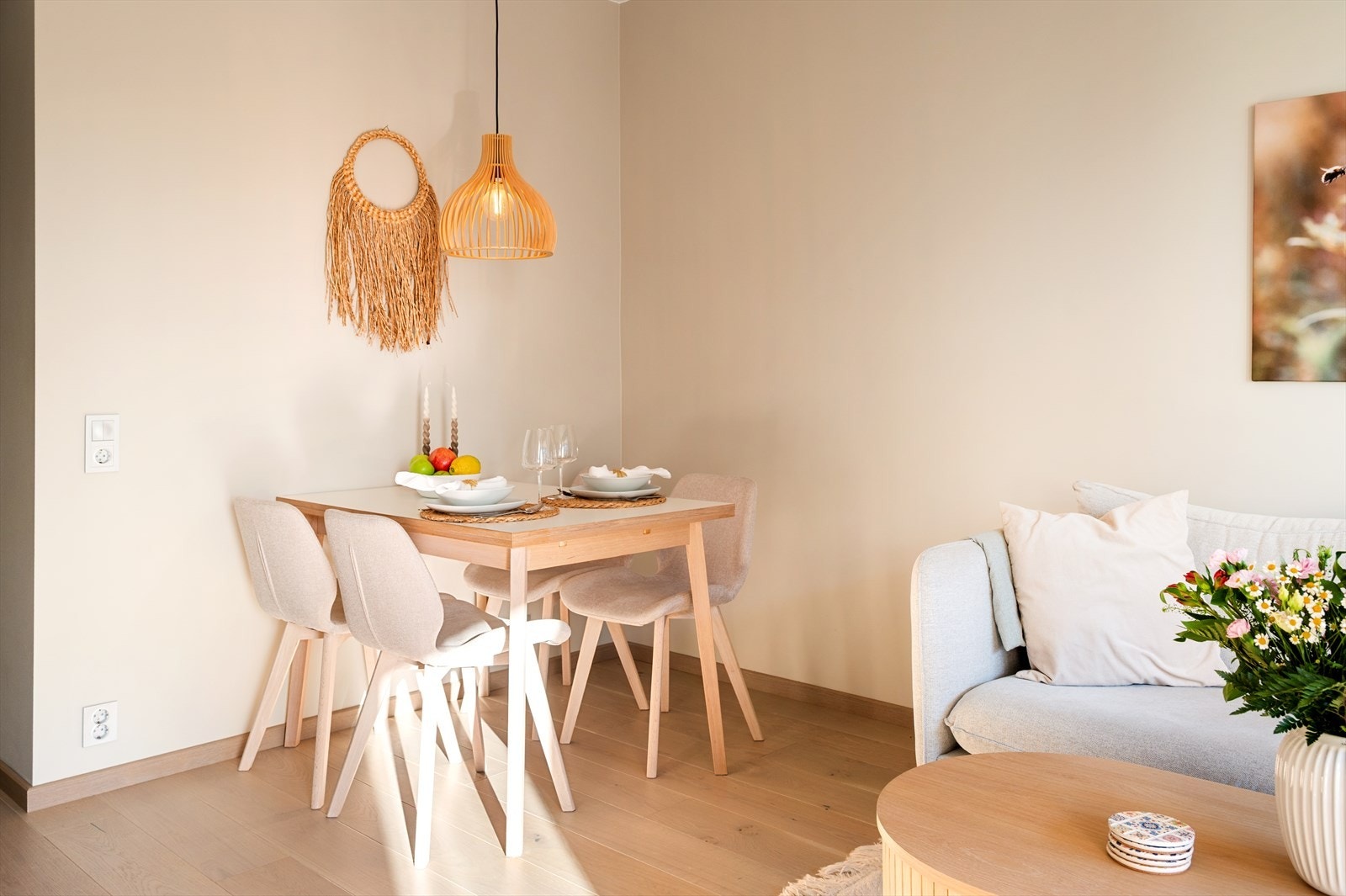 Plass til spisebord for hyggelige sammenkomster. Galleribilde