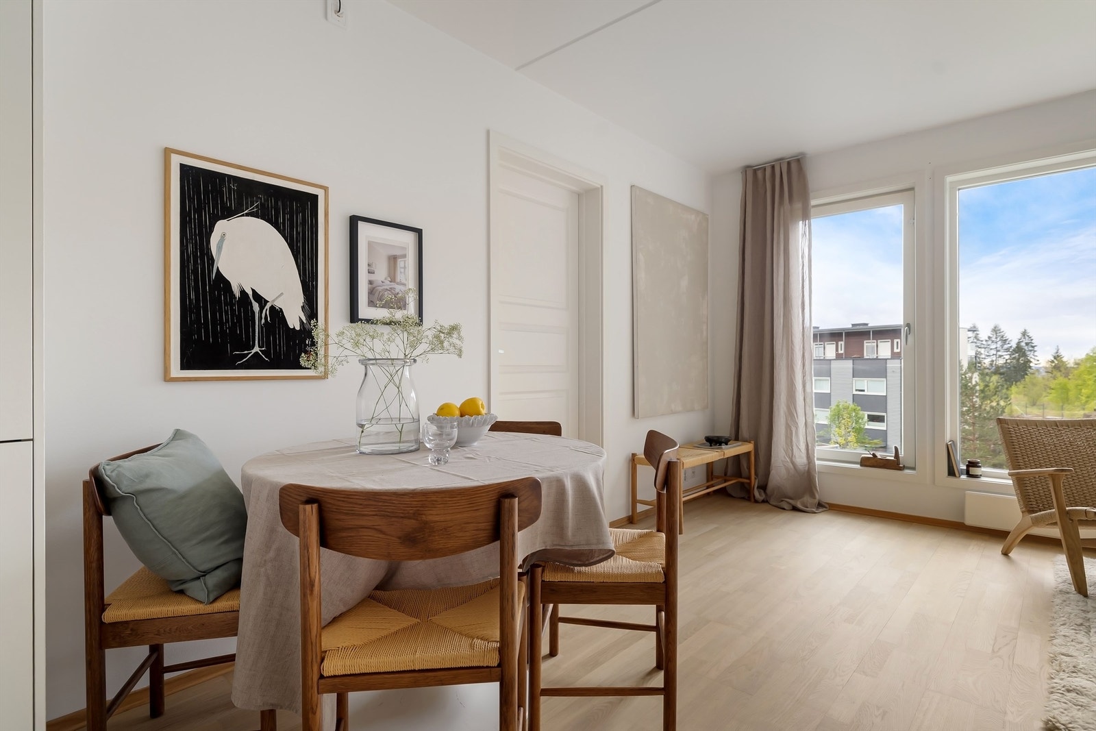 Spisebord med plass til flere gjester Galleribilde