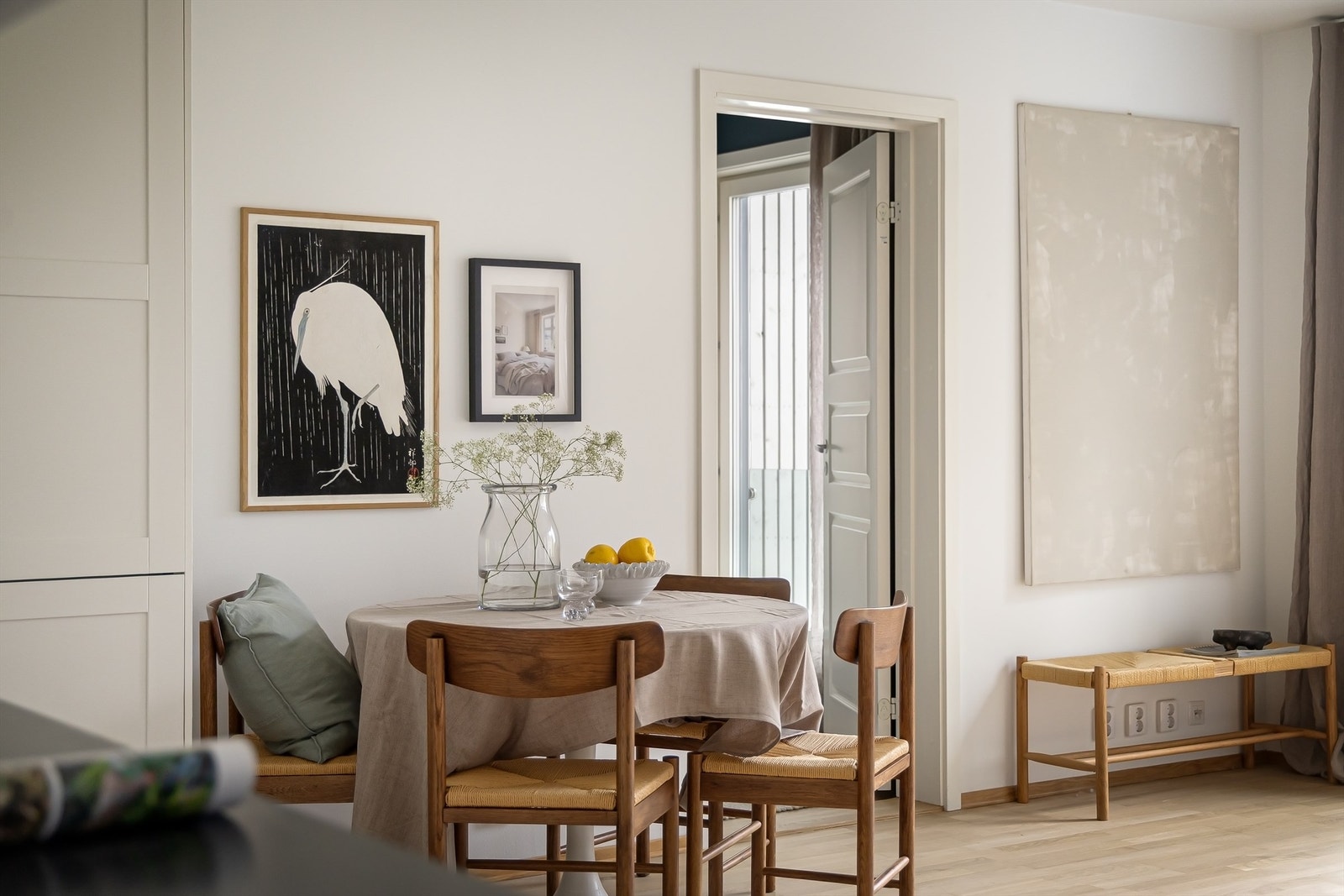 Rommet er romslig og ideelt for både avslapning og sosiale sammenkomster Galleribilde