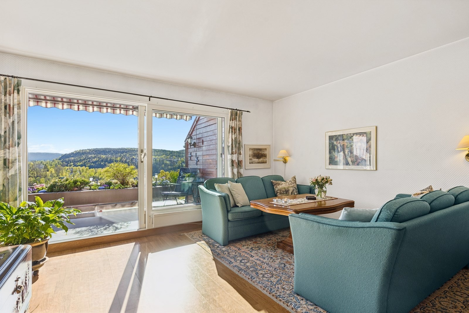 Stuen har store flotte vindusflater som slipper inn godt med naturlig lys og gir rommet en lys og luftig følelse. Fine innredningsmuligheter. Galleribilde