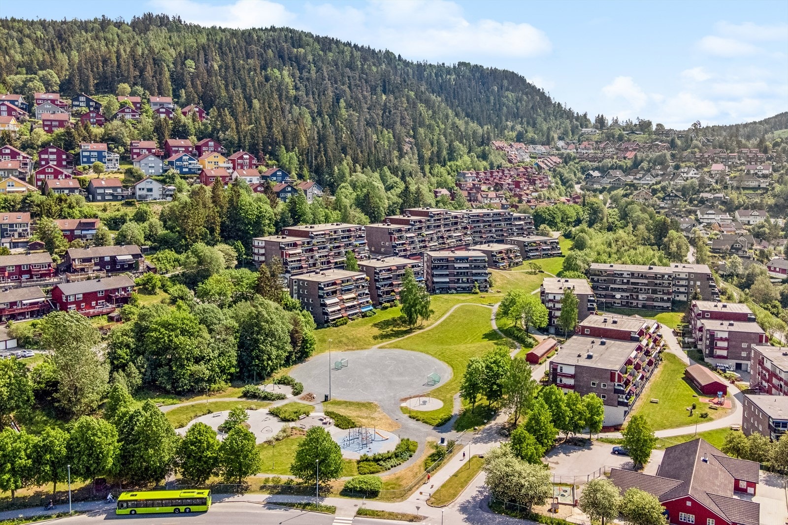 Grus fotballbane om sommeren og idyllisk skøytebane på vinteren til glede for store og små året rundt. Galleribilde
