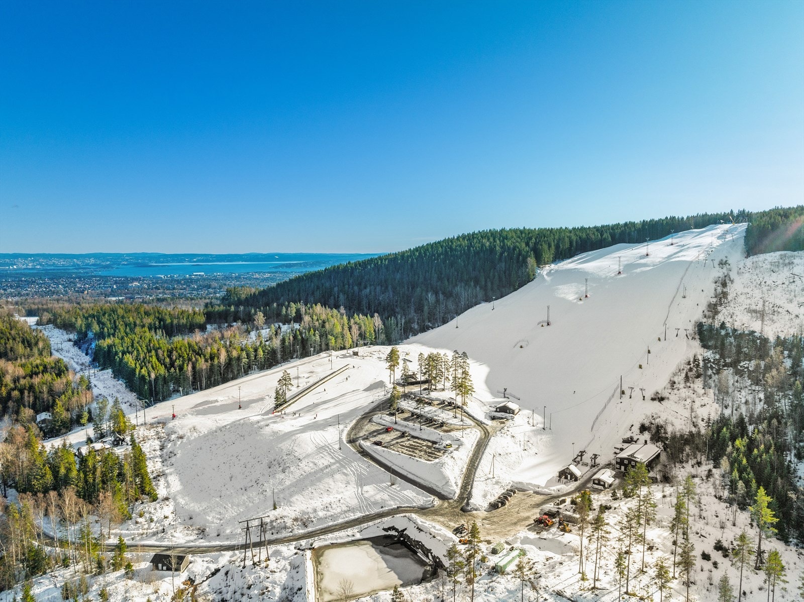 En unik nærhet til alt av fritidsaktiviteter! Kolsås slalåmbakke er kun et steinkast unna boligen. Fantastisk samlingsted for hele familien! Galleribilde