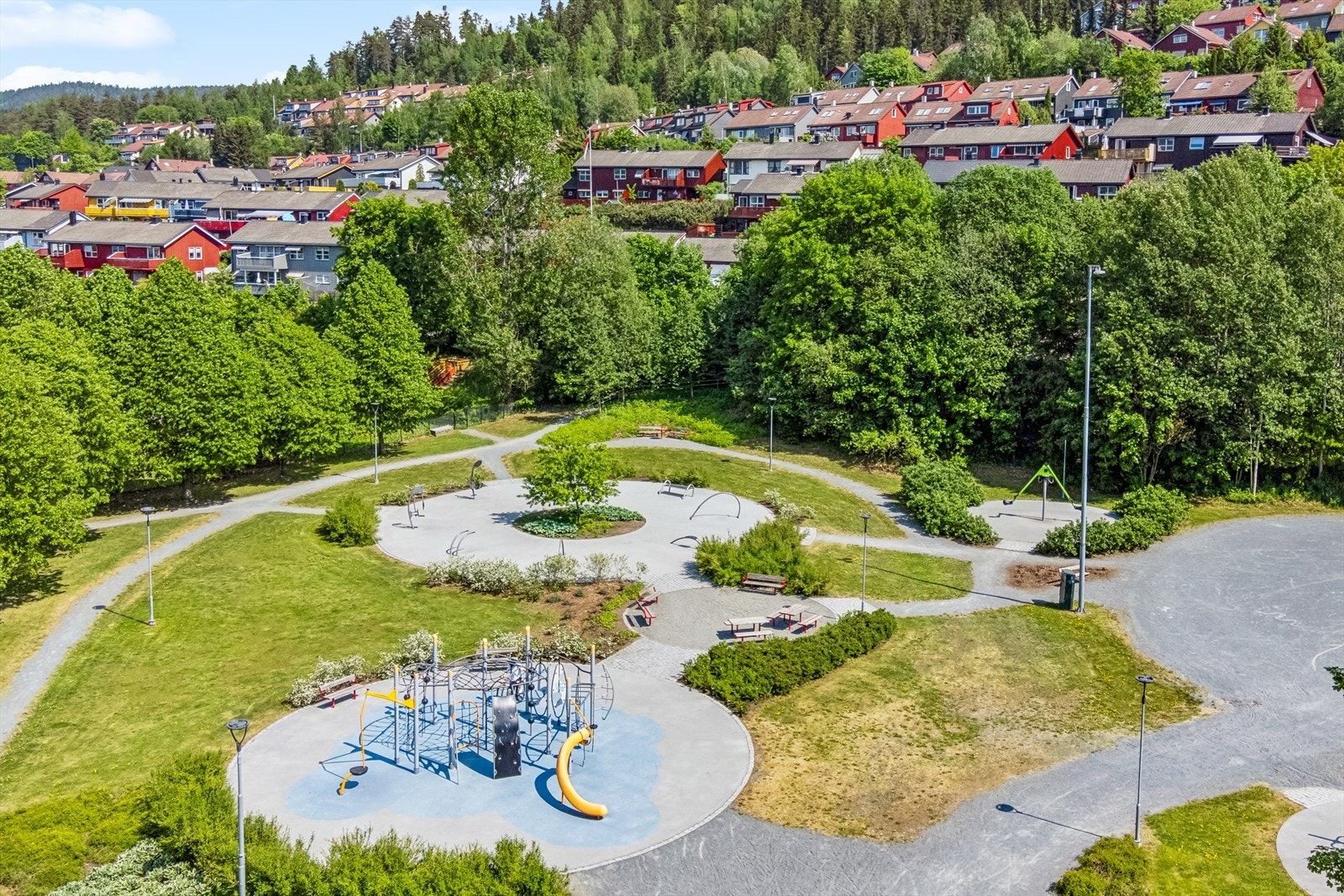 Hyggelig felles opparbeidet uteområde i sameiet. Galleribilde