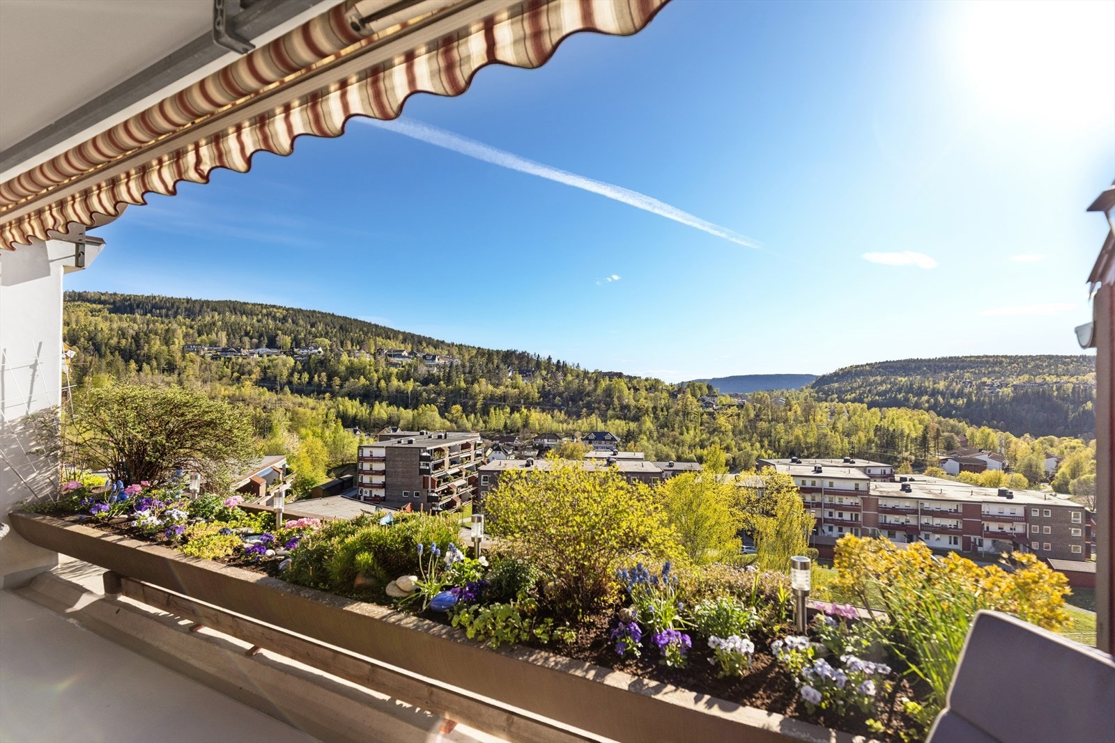 Terrassen har en solrik og usjenert beliggenhet. Ingen innsyn, som gir fred og ro i sjelen, Galleribilde