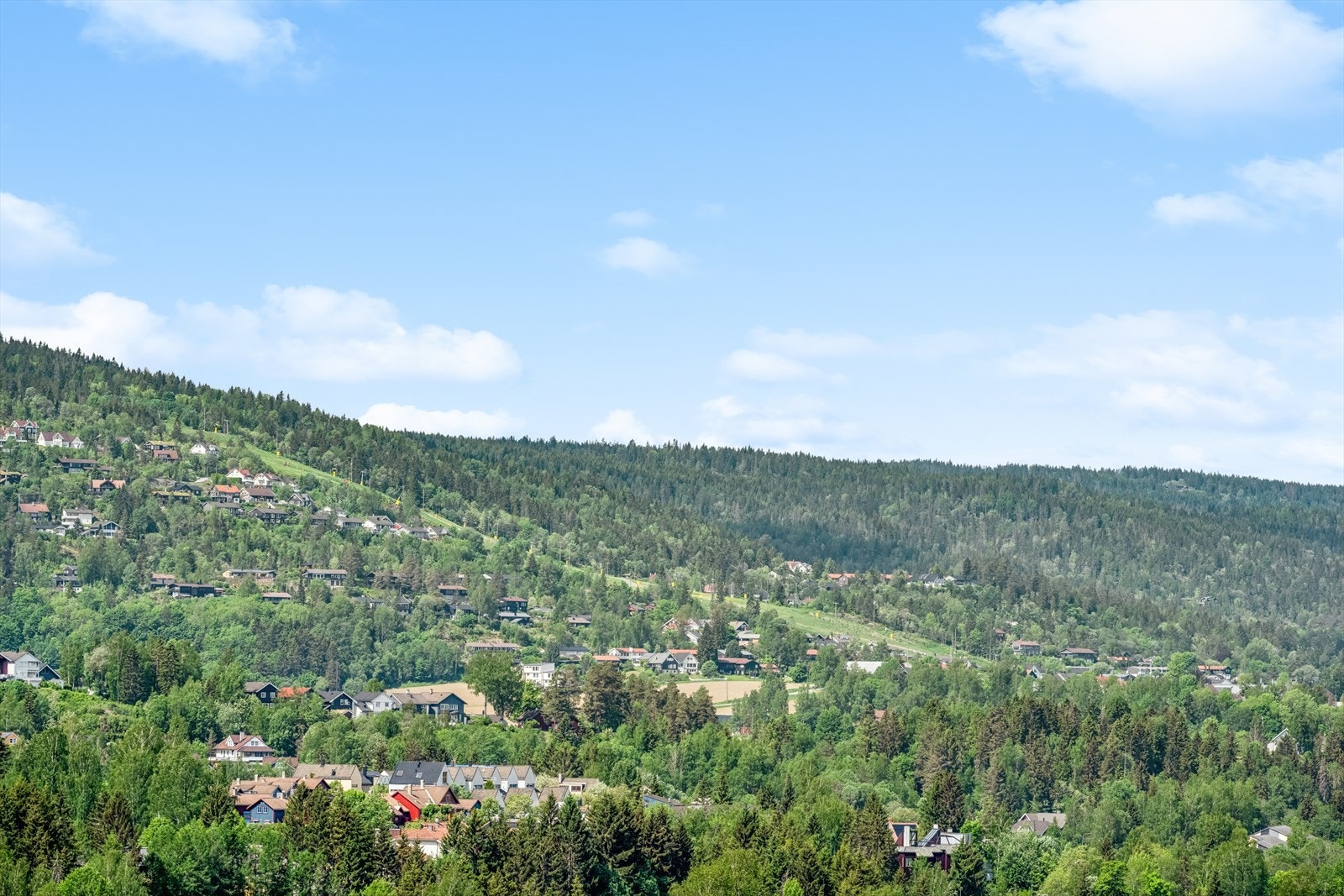 En unik nærhet til alt av fritidsaktiviteter! Lommedalen skianlegg ligger kun et steinkast unna boligen. Fantastisk samlingsted for hele familien! Galleribilde