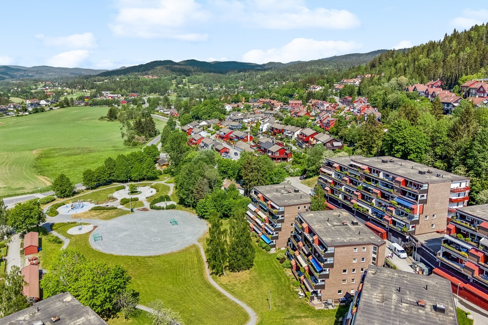 Fra boligen er det nærhet til fantastiske turområder. Umiddelbar nærhet til skoler, barnehager, buss og et rikt utvalg av fasiliteter og servicetilbud. Preparerte skiløyper på jordet. Galleribilde