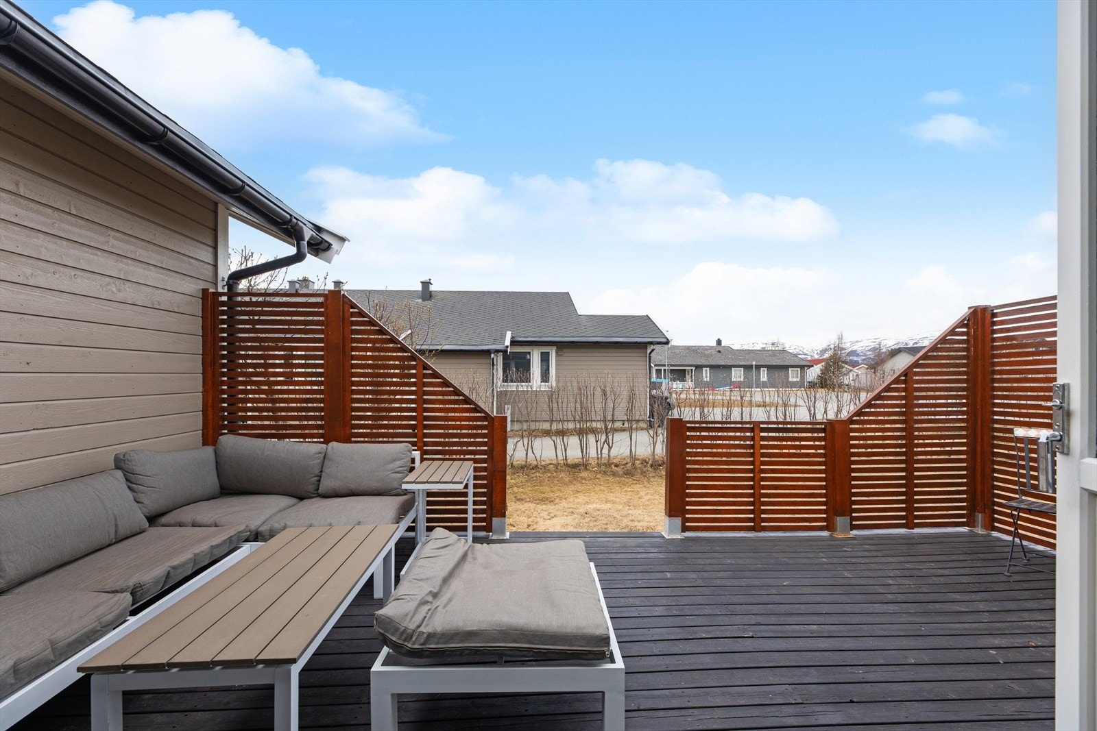 Boligen har en romslig terrasse på 21 m², med rekkverk som ble oppgradert i 2021 og bidrar til en skjermet og trivelig uteplass. Galleribilde