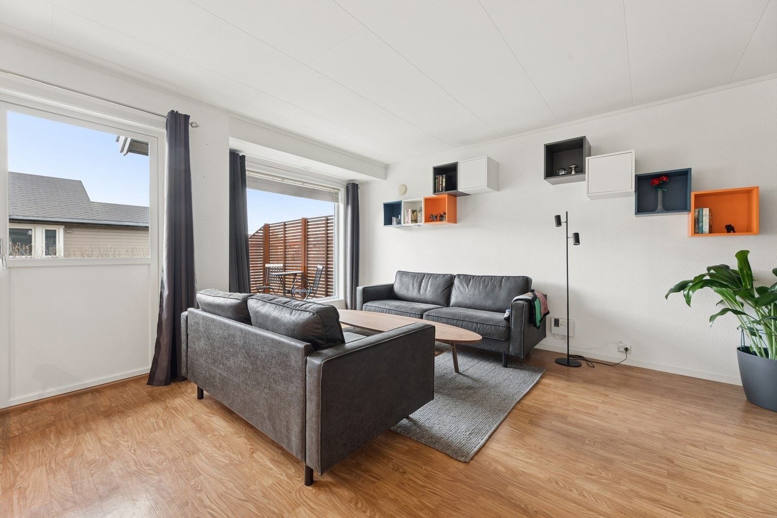 Store vindusflater slipper inn godt med naturlig lys og bidrar til en lys og luftig atmosfære, som forsterker romfølelsen og gir et innbydende oppholdsrom gjennom hele dagen. Galleribilde