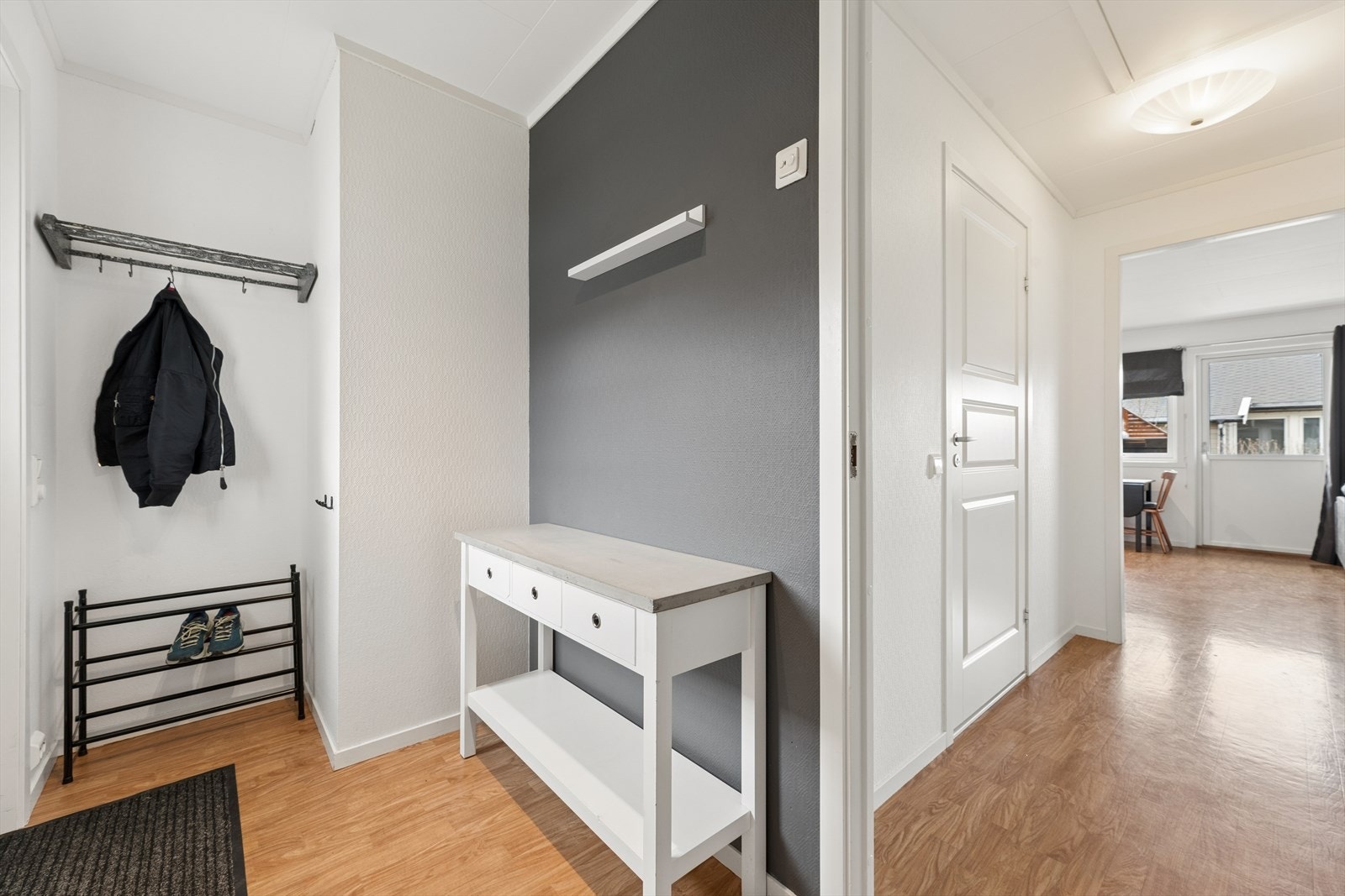 Fra entréen er det direkte adkomst til en praktisk innvendig bod som gir gode muligheter for ekstra oppbevaring. Galleribilde