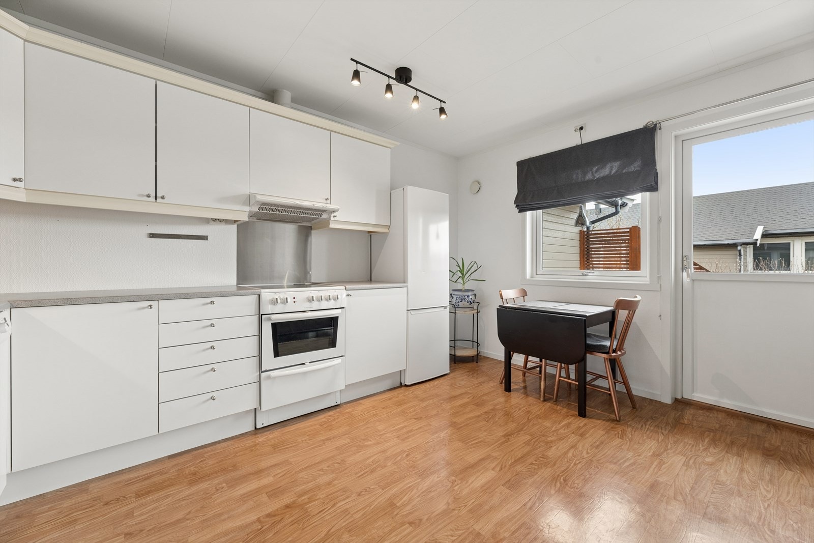 Innredningen har hvite, glatte fronter som gir et tidløst og nøytralt uttrykk, kombinert med laminat benkeplate og dobbel servant. Galleribilde