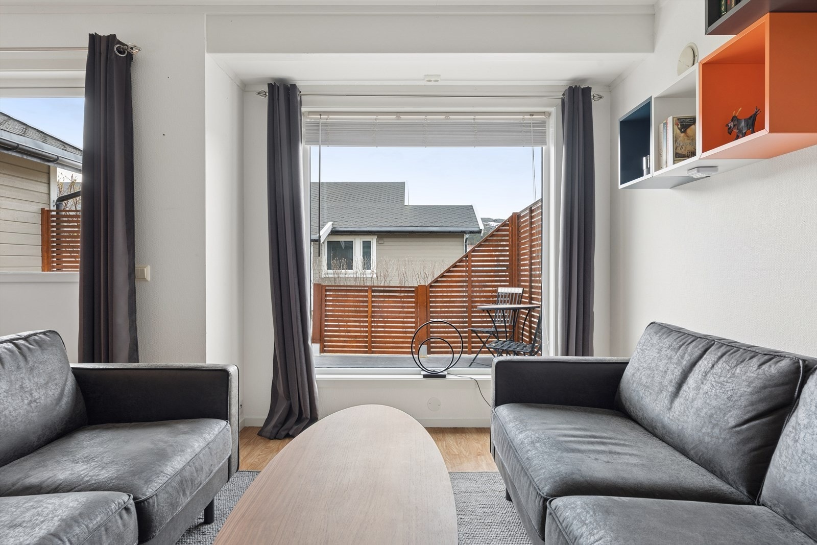 Det store stuevinduet har 3-lags glass, som bidrar til god isolasjon og komfort. Galleribilde