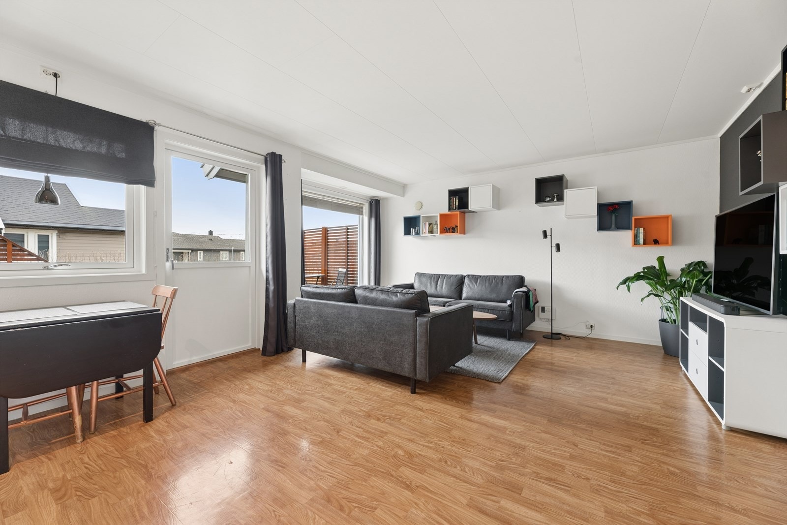 Det er god plass til spisebord i tilknytning til kjøkkenet, noe som legger til rette for hyggelige måltider og sosialt samvær i hverdagen. Plasseringen nær vinduene gir et lyst og trivelig spisemiljø. Galleribilde