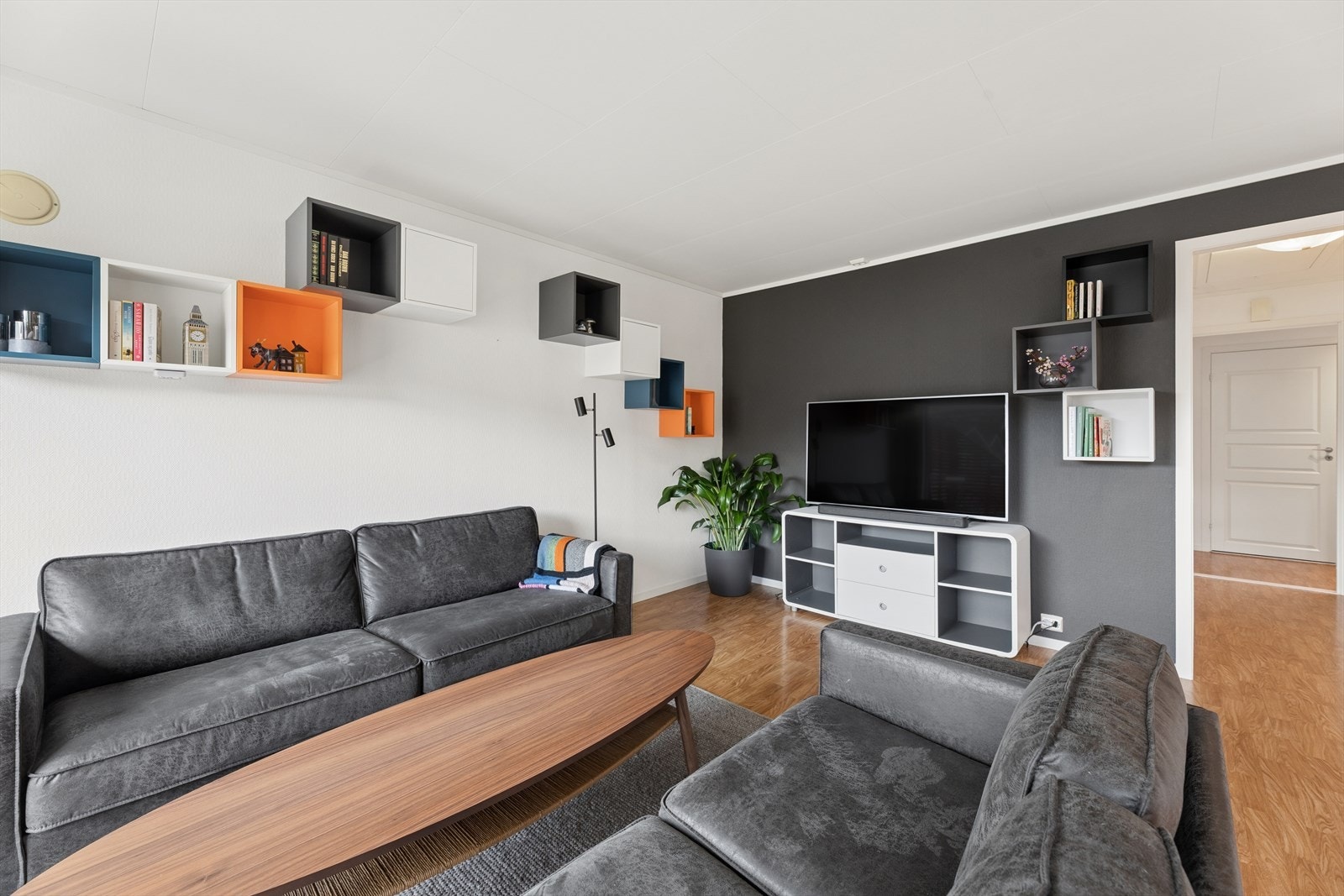 Stuen har god plass til en romslig sofagruppe og er supplert med en ny panelovn. Galleribilde