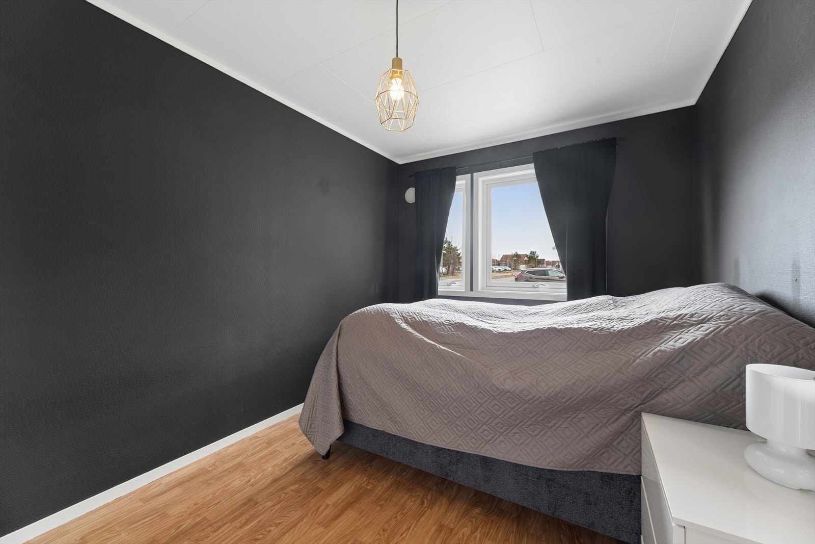 Soverommet har plass til dobbeltseng og er utstyrt med ny panelovn for oppvarming. Galleribilde
