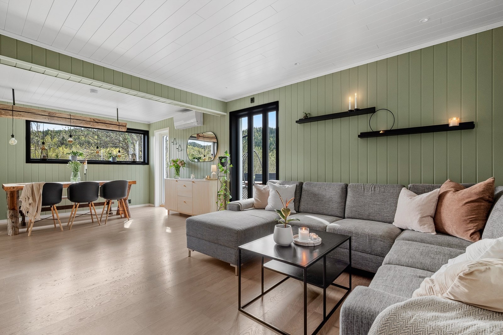 Stue i 1. etg. Boligen innehar moderne standard og er svært oppgradert i senere år. Galleribilde
