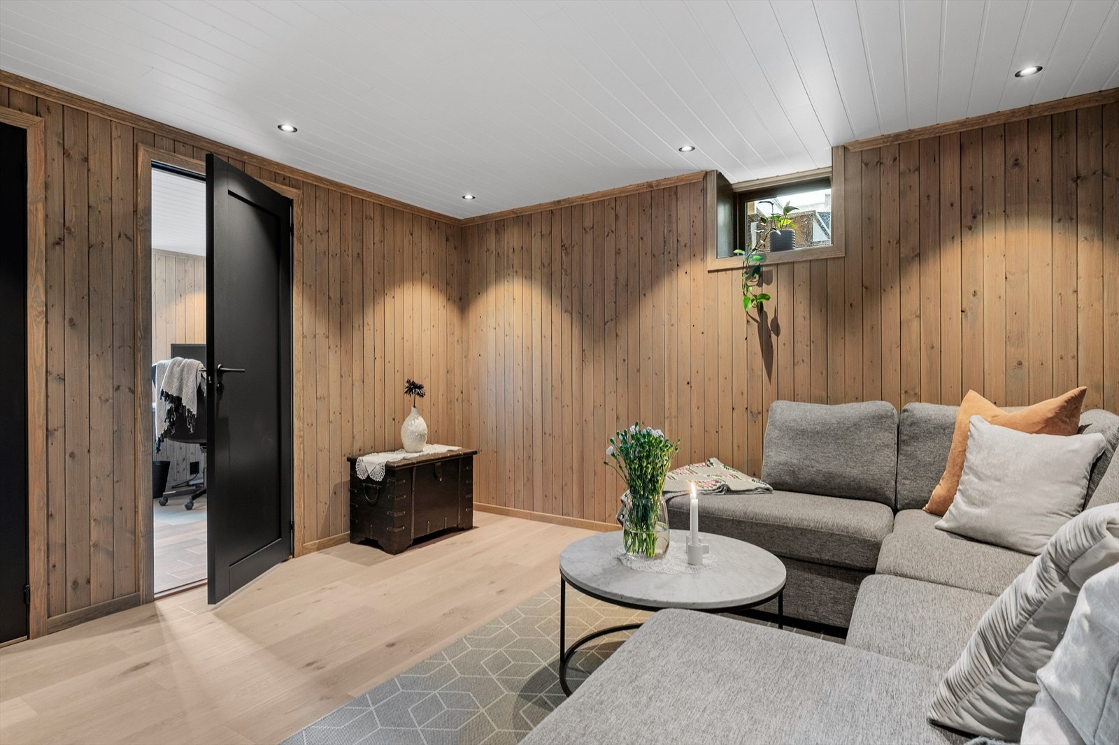 Kjellerstue. Det er nylig ferdigstilt innredning av kjeller, så her har man en romslig enebolig med god planløsning. Galleribilde
