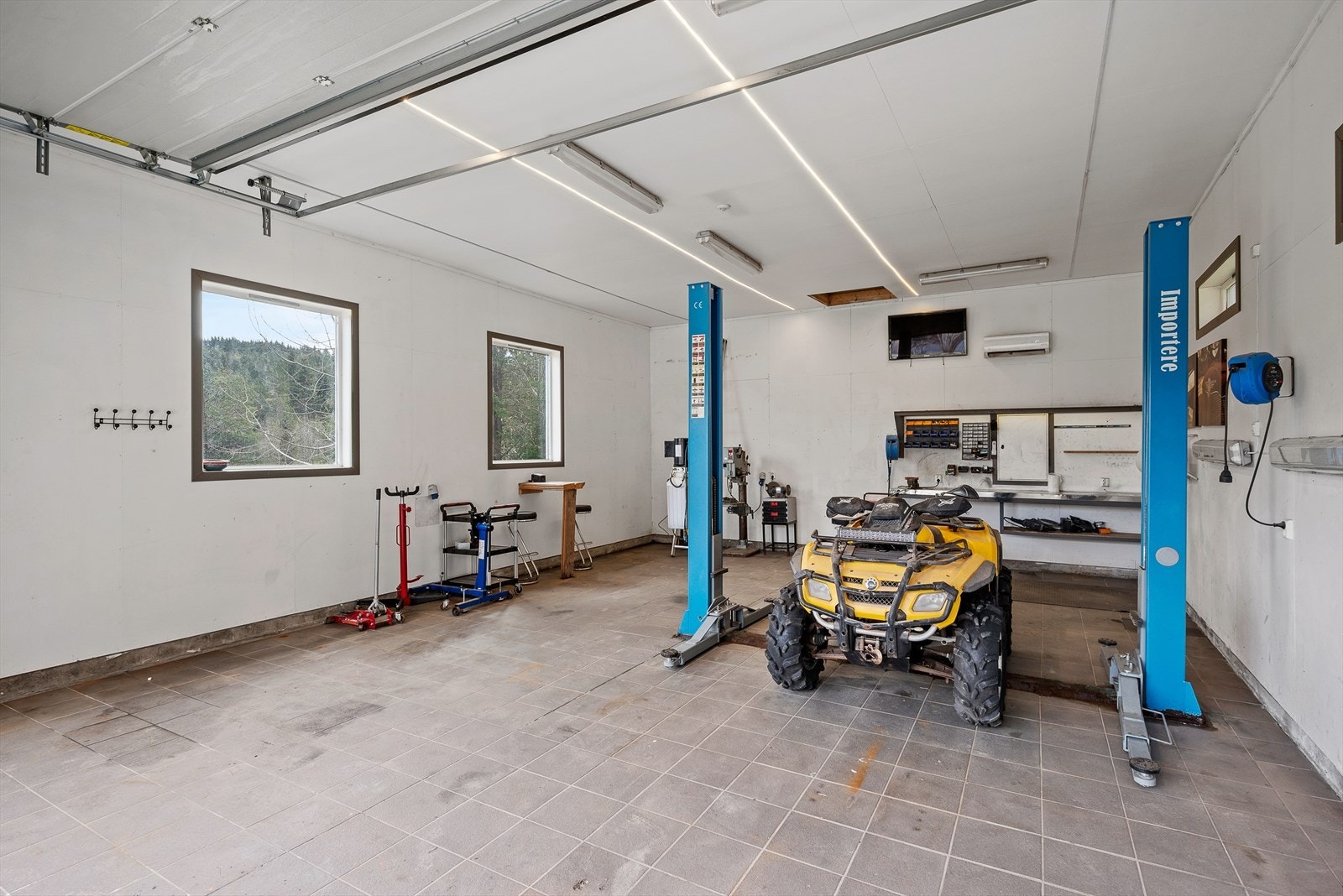 Dobbelgarasje (fullisolert med løftebukk). Varmepumpe som sørger for god temperatur for både kjøretøy og den som liker å mekke. Galleribilde