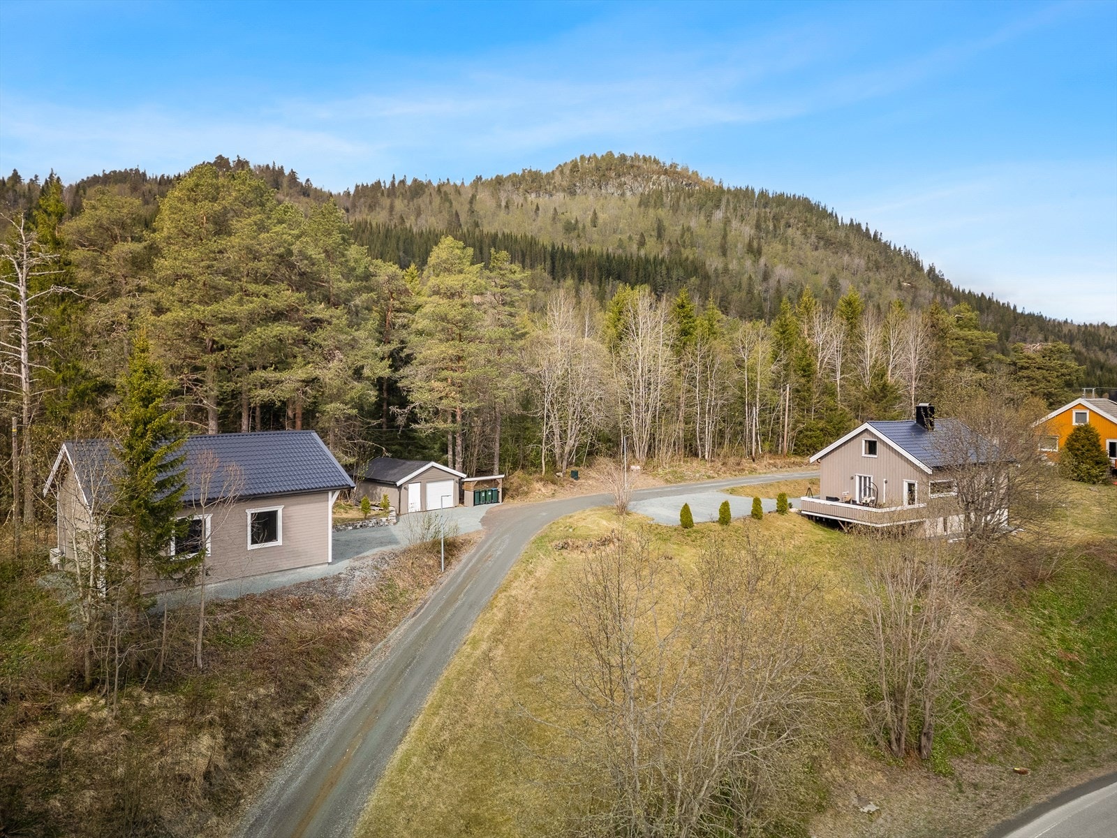 Dronefoto: Enkelgarajen står utenfor tomten. Dagens eier har avtale om leie av garasjen. Se erklæring i salgsoppgaven. Galleribilde