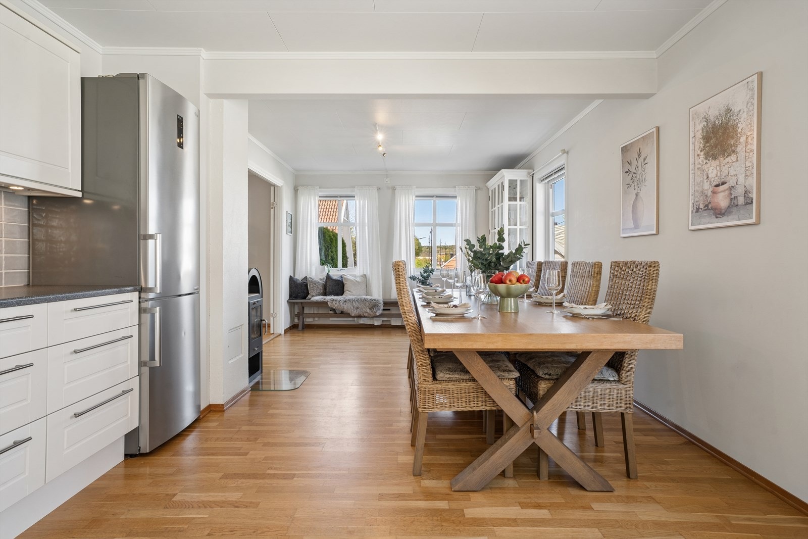 Store vindusflater slipper inn rikelig med naturlig lys og skaper en lys og luftig romfølelse. Galleribilde