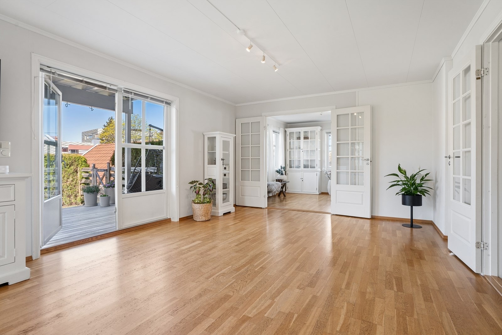 Stuen har en tofløyet terrassedør som åpner opp mot den store markterrassen og hagen. Galleribilde