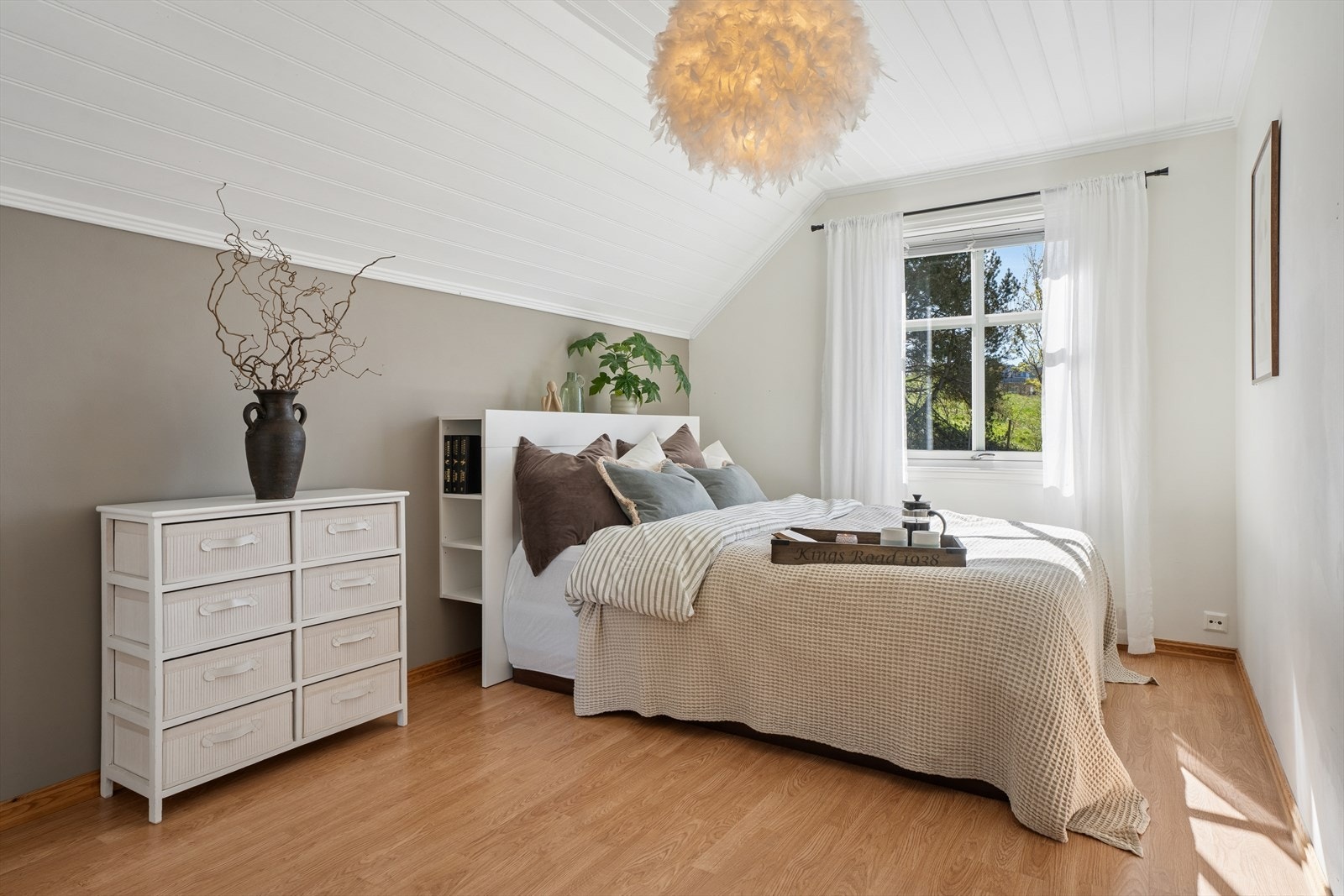 Soverommene har plass til seng, nattbord og annet ønskelig møblement. Galleribilde