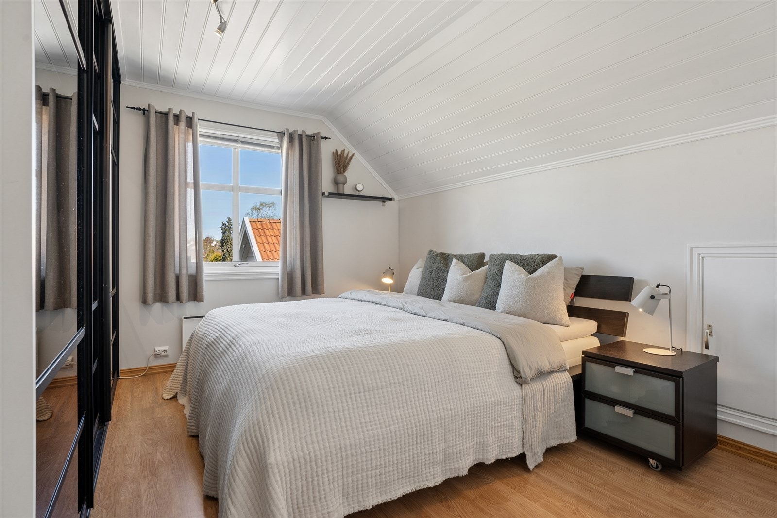 Alle soverommene er utstyrt med praktiske skyvedørsgarderober. Galleribilde