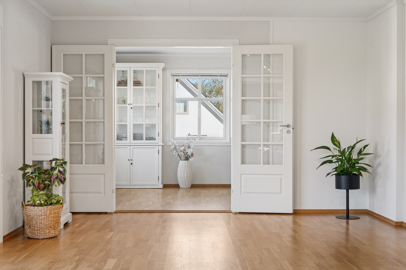 Doble glassdører gir mulighet for å skille av en del av stuen ved behov. Galleribilde
