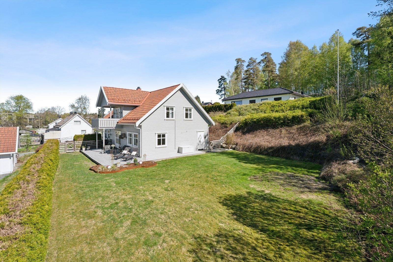 Enebolig fra 2005 med en stor, opparbeidet hage og en markterrasse på ca. 37 m² orientert mot syd, vest og øst. Galleribilde