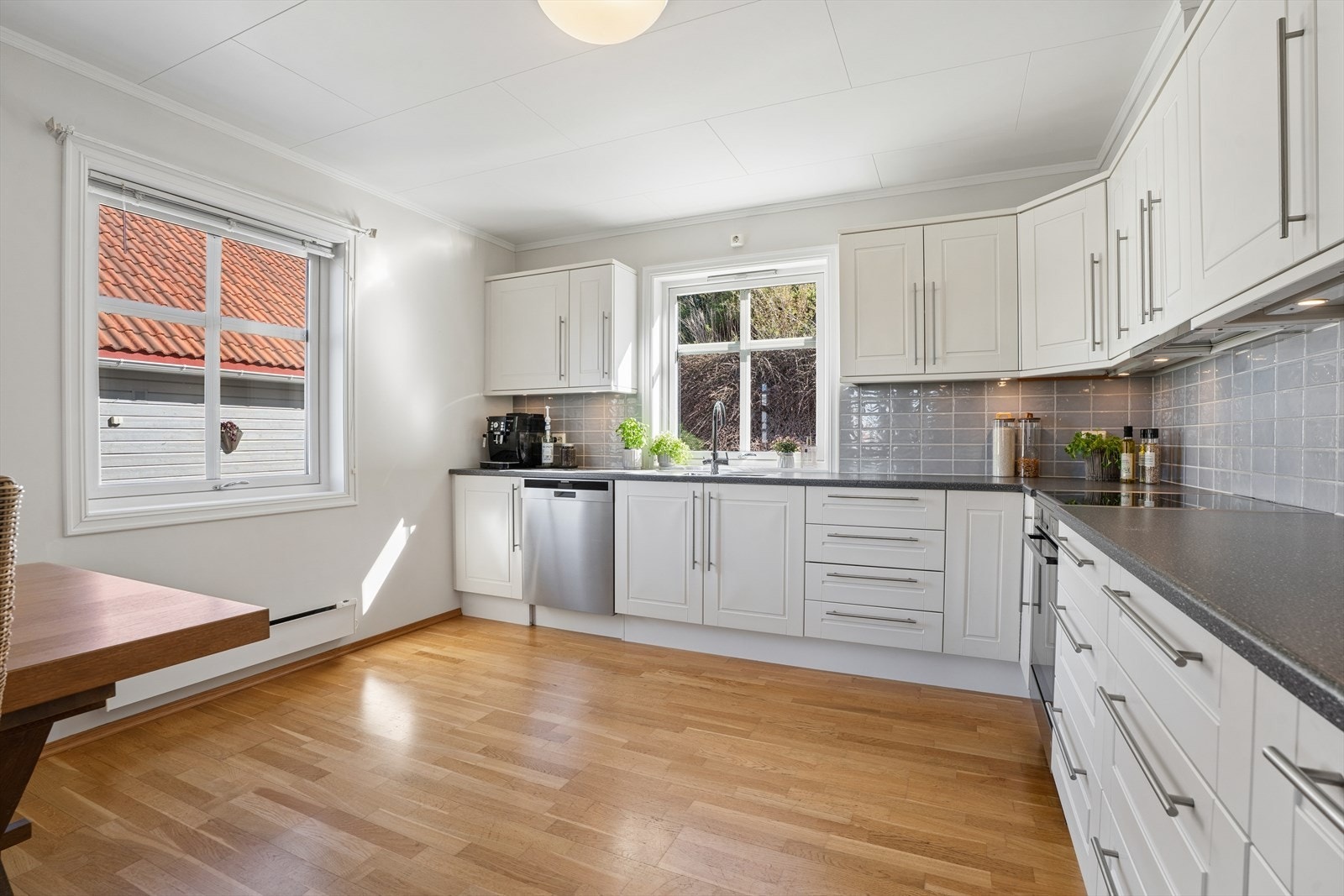 Smakfullt og stort kjøkken med rikelig lagringsplass i både skap og skuffer, samt godt med benkeplass. Galleribilde