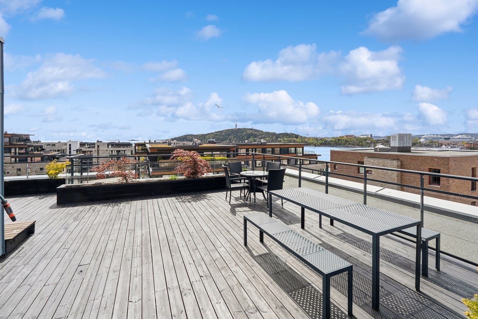 Det er heisadkomst til deilig felles takterrasse med nydeliige solforhold og utsikt mot sentrum/bystranda. Galleribilde