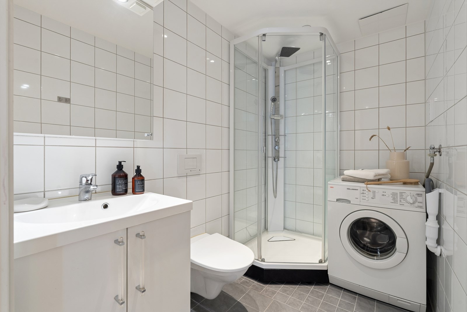 Pent flislagt bad med vannbåren varme i gulv og opplegg for vaskmaskin. Nytt termostat for vannbåren varme byttet i 2026. Galleribilde