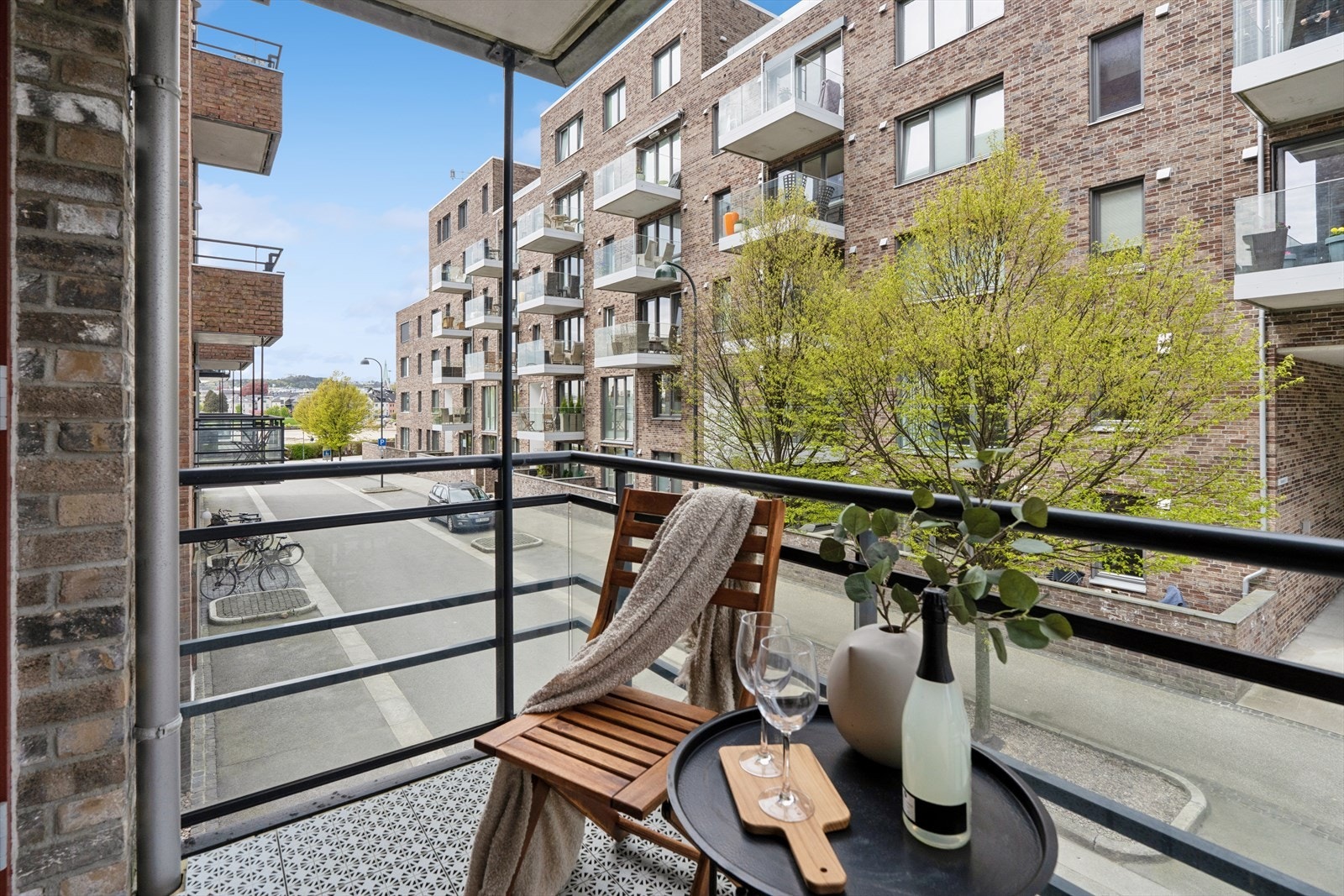 Fra stuen er det utgang til en praktisk balkong med utsikt til bystranden på ca. 3m2. Galleribilde