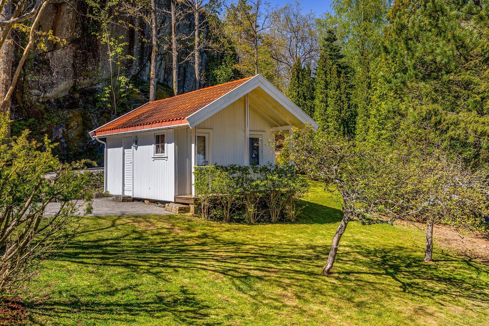 Eiendommen inkluderer et anneks innredet for overnatting og en frittliggende bod. Galleribilde