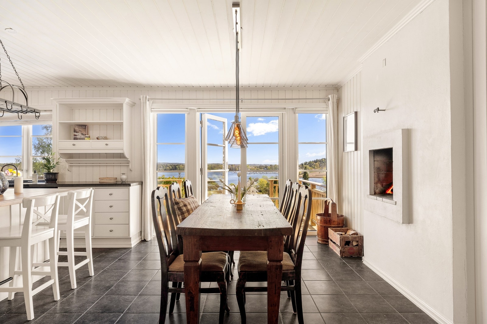 Kjøkkenet har rikelig med plass til spisebord og utgang til terrassen vendt mot sjøen. Galleribilde
