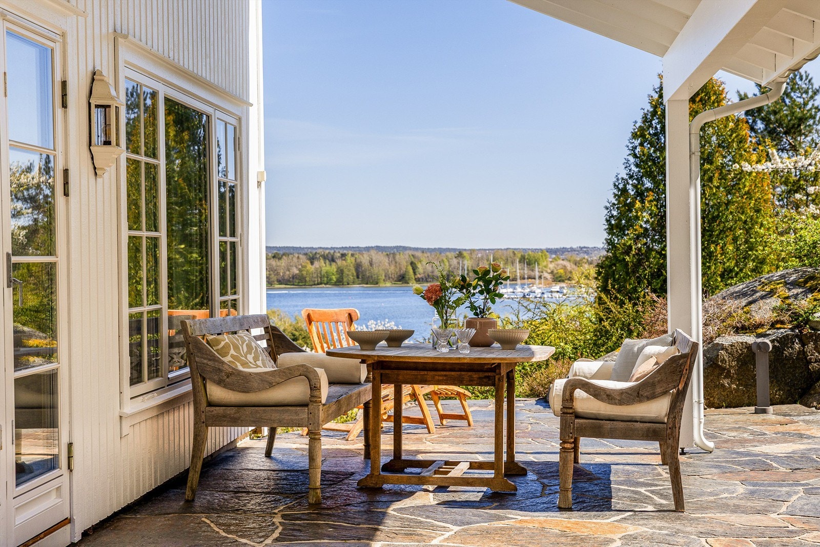Fra uteplassen kan man nyte utsikten mot fjorden i usjenerte omgivelser. Galleribilde