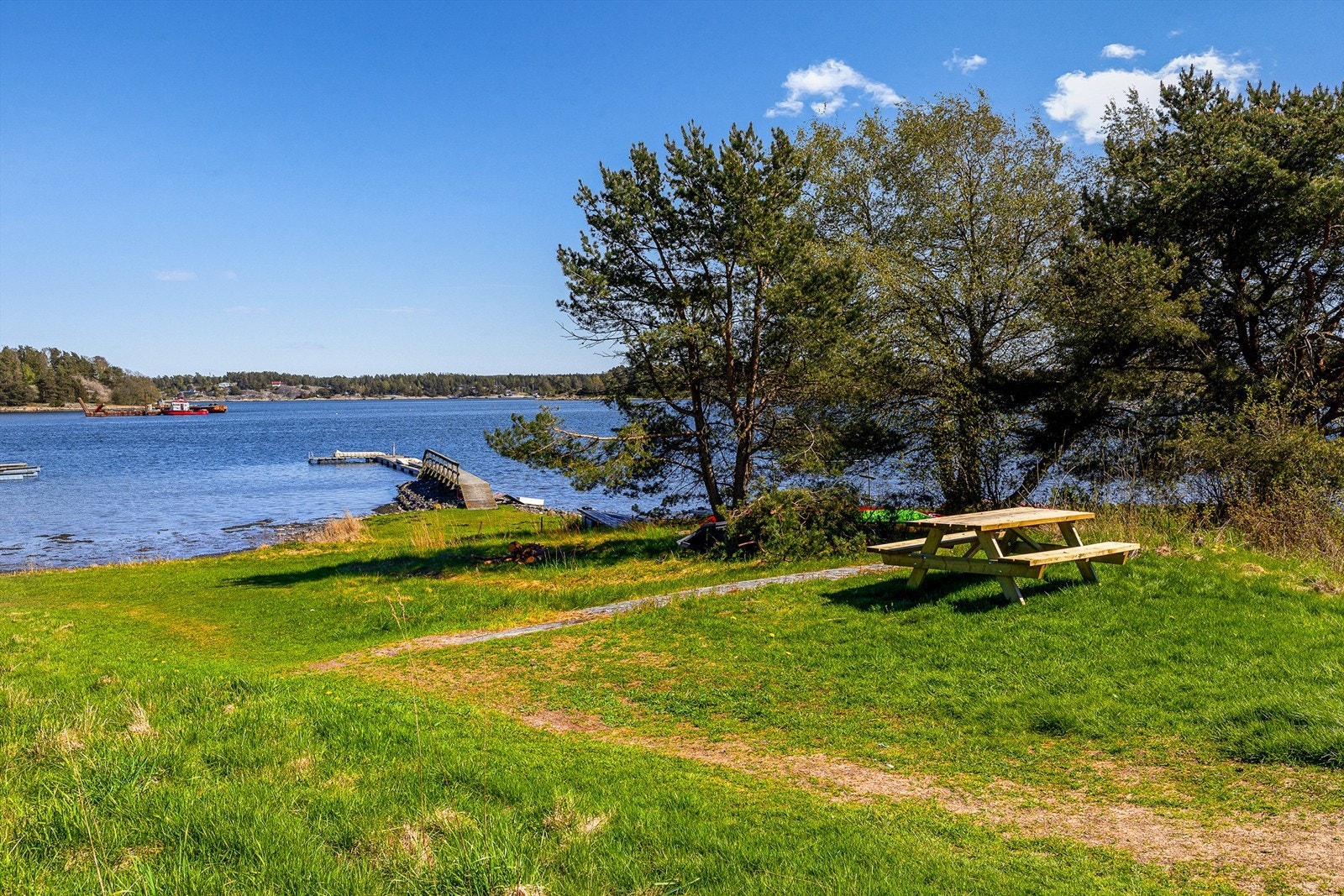 Eiendommen har en idyllisk beliggenhet med umiddelbar nærhet til sjøen og båtplasser på fellesbrygge. Nede ved sjøen finnes det også gode bademuligheter, så her er det ikke lange turen til en friskt morgenbad eller avkjølende kveldsbad. Galleribilde