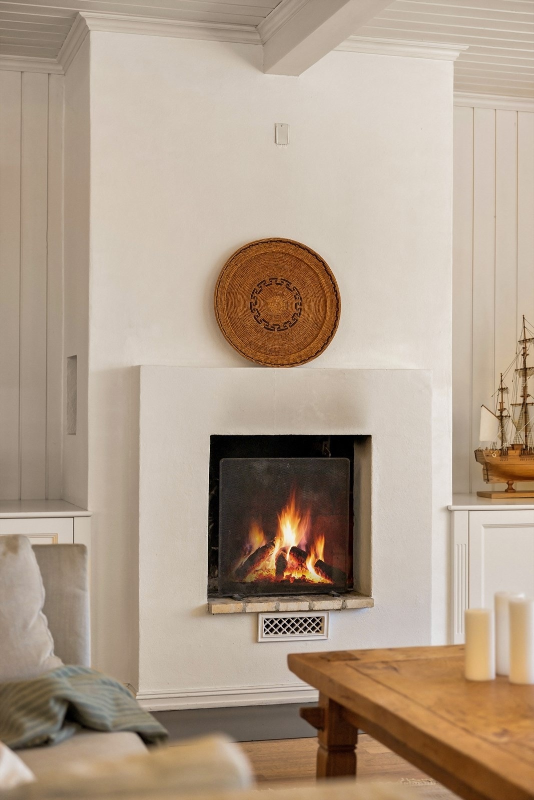 Hovedstuen har totalt to ildsteder. Perfekt samlingsplass for varme og hygge på kalde dager. Galleribilde