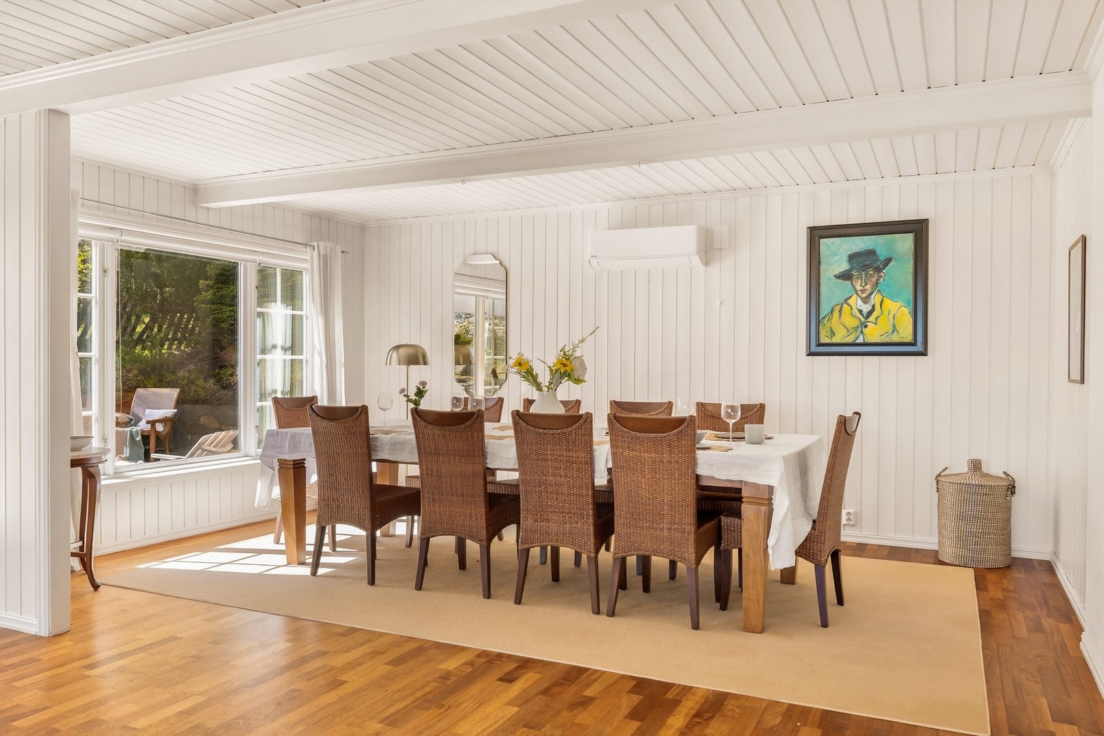 Spisestuen har plass til stort langbord for sosiale sammenkomster. Galleribilde