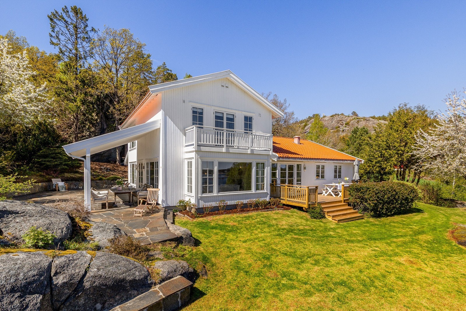 En innholdsrik og klassisk villa, vesentlig ombygget i 2000, med en parkmessig opparbeidet tomt på over syv mål. Galleribilde