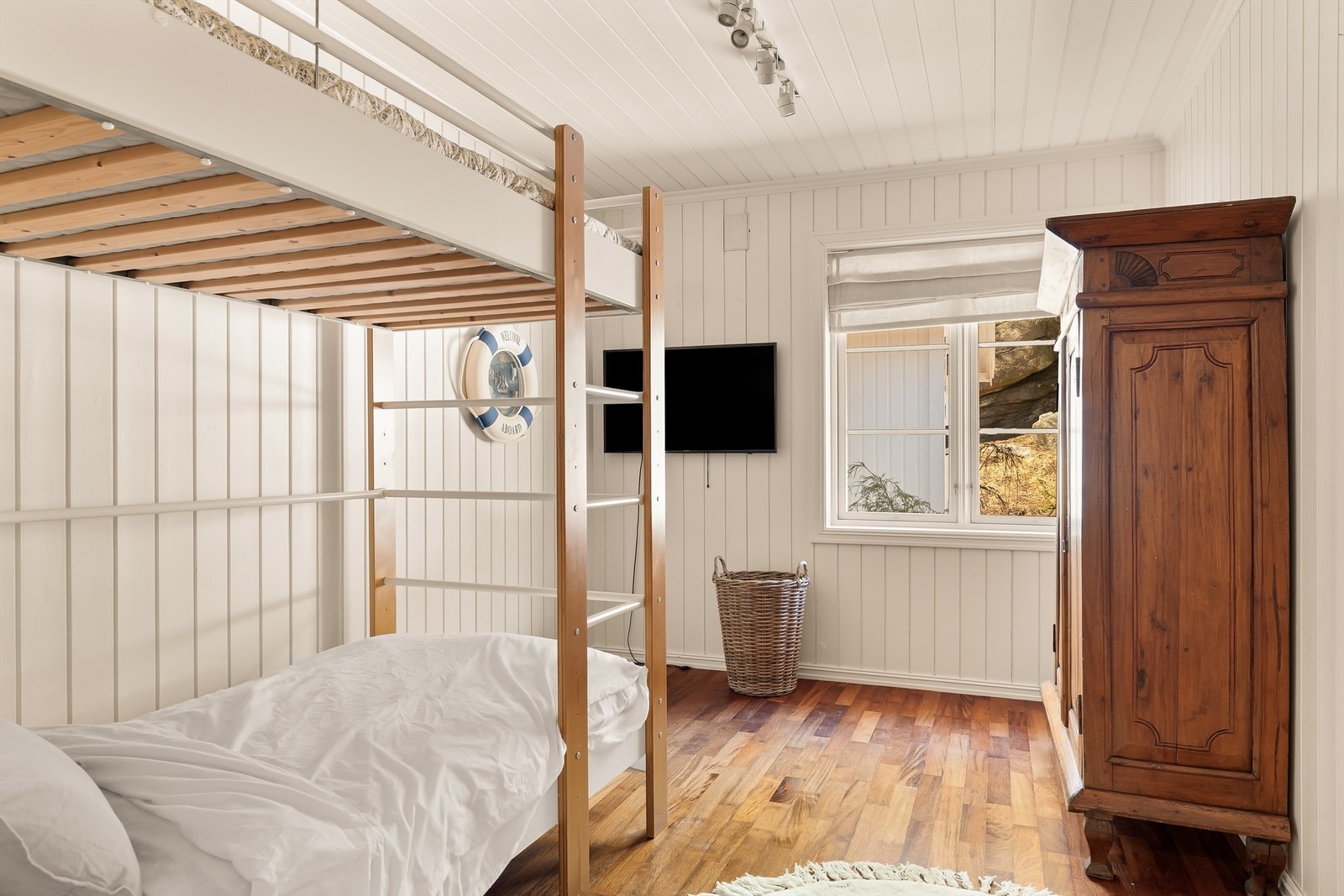 Soverom nummer fire. I tillegg er det også gode overnattingsmuligheter i eiendommens frittliggende anneks. Galleribilde