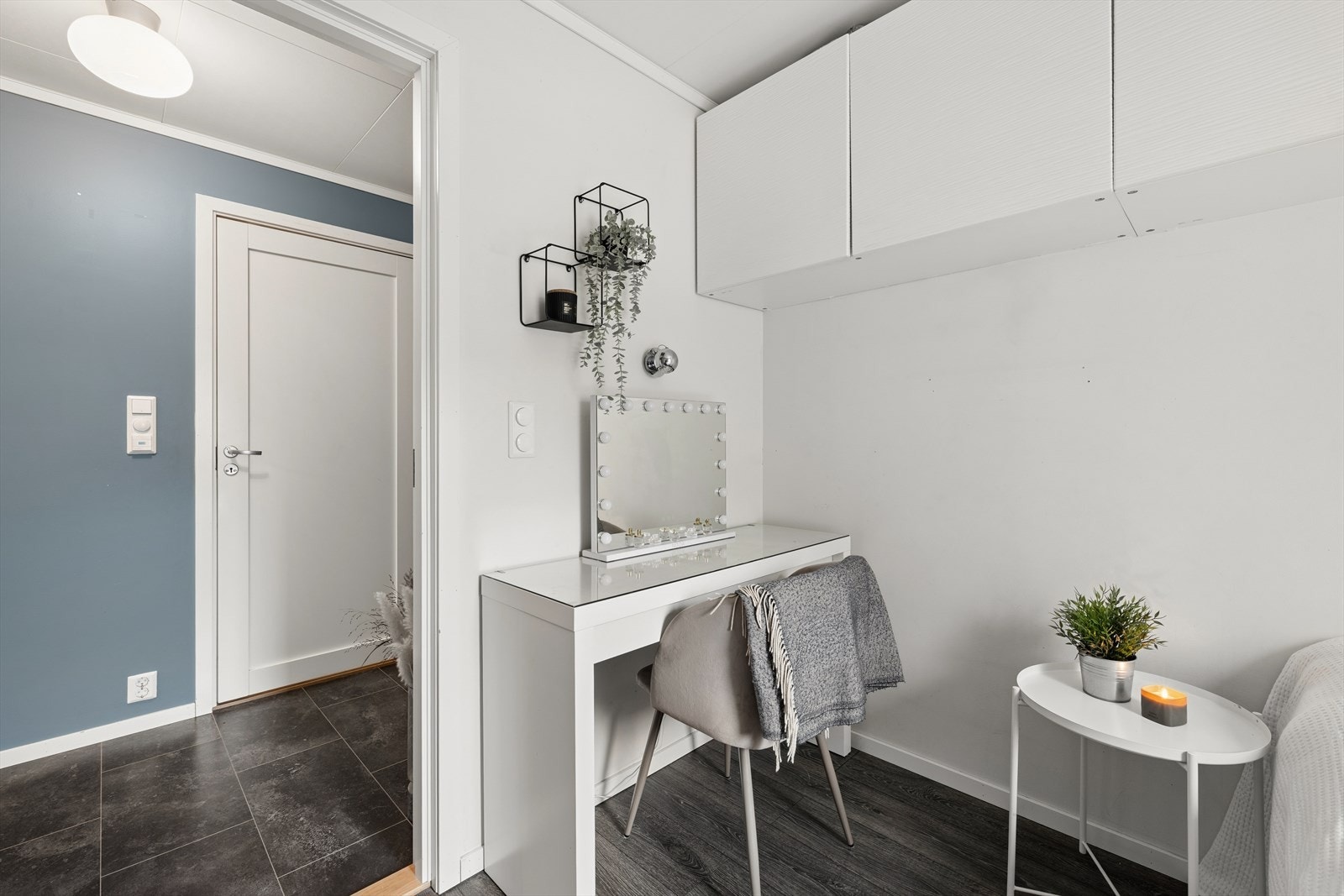 Fabrikkmalte innerdører og gjennomgående materialvalg binder rommene sammen. Galleribilde