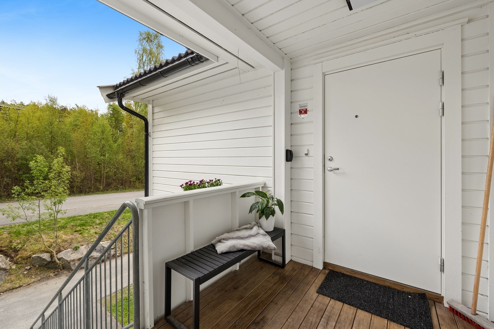Adkomst til leiligheten via felles utvendig trapp. I tilknytning til inngangspartiet ligger en praktisk sportsbod på ca. 5 m². Galleribilde