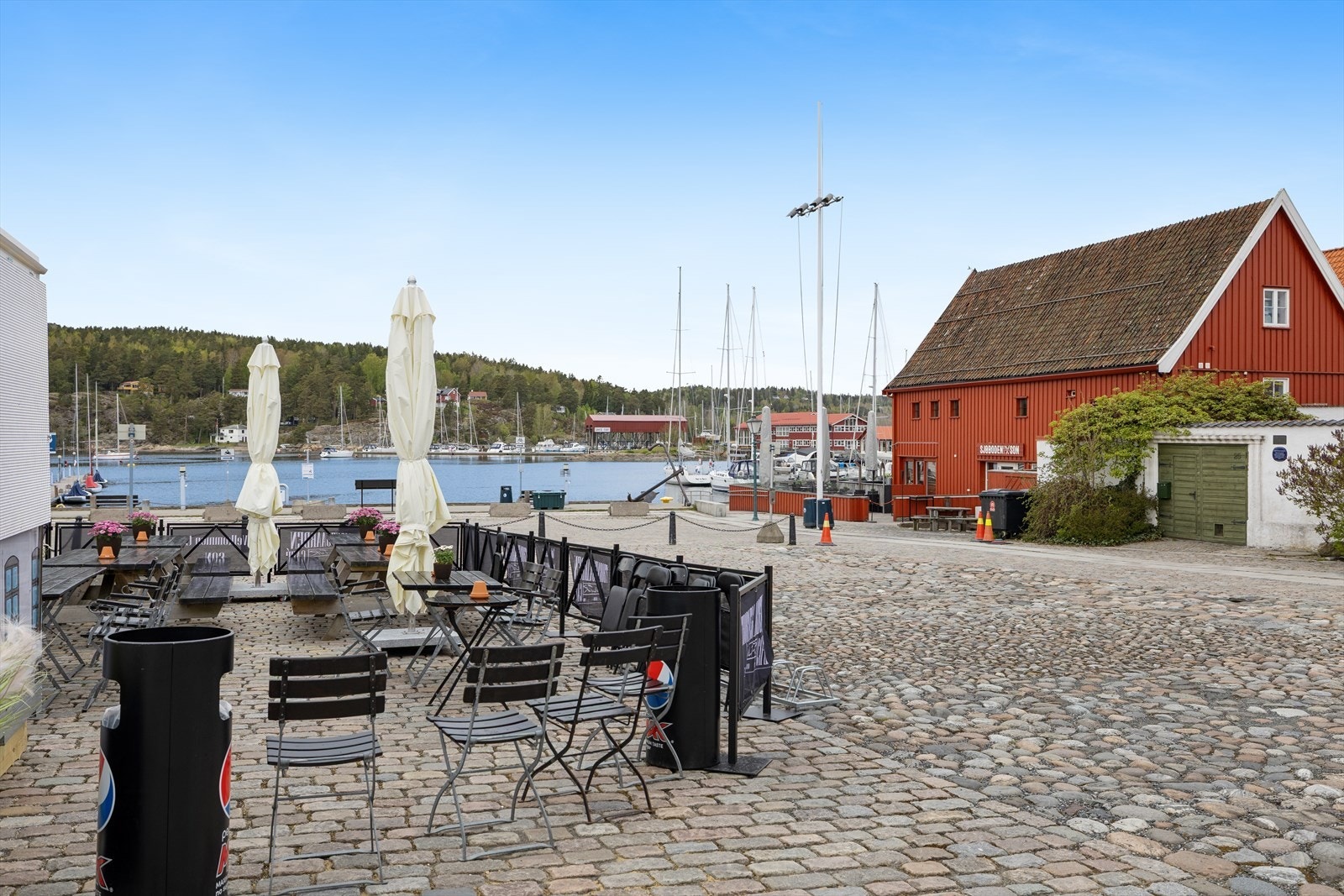 Nyt livet ved sjøen. Son Sentrum byr på hyggelige restauranter, bakeri og butikker. Galleribilde
